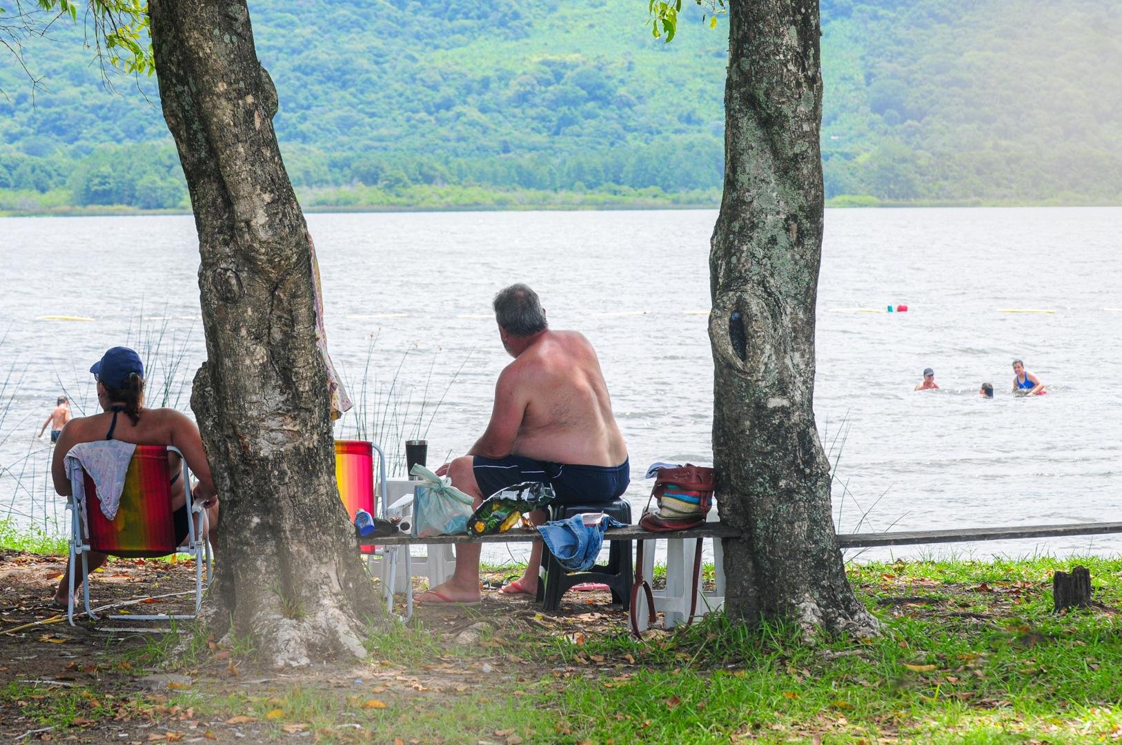 Veranistas se arriscam nas &aacute;guas contaminadas da Lagoa do Peixoto