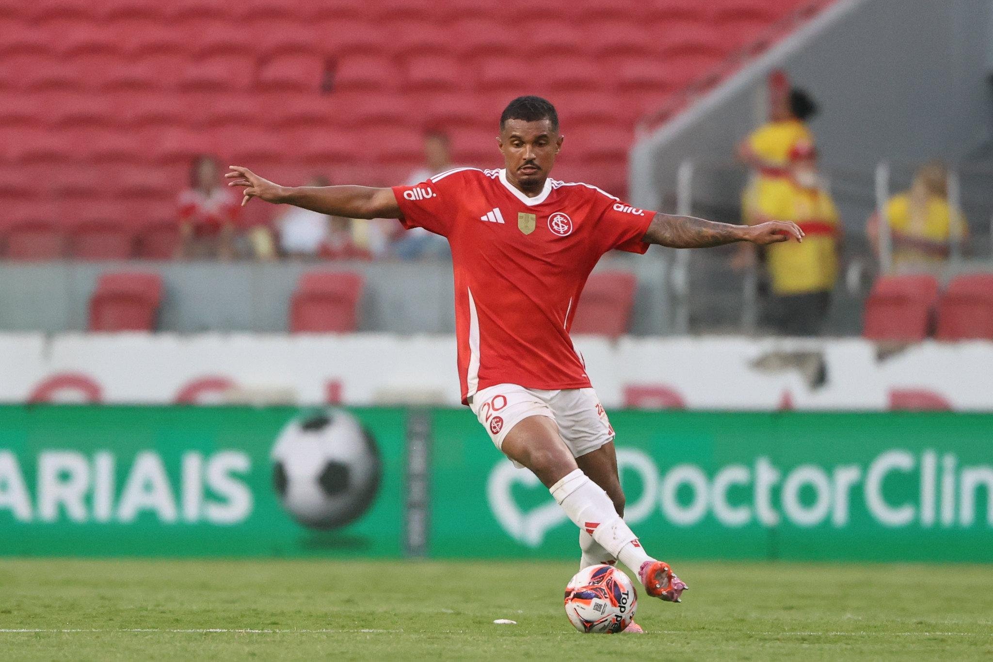Clayton Sampoio j&aacute; viajou para ser apresentado por clube russo