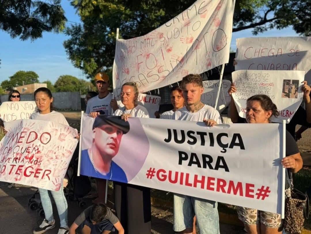 Familiares de Guilherme Mois&eacute;s Oliveira de Jesus protestaram no in&iacute;cio deste ano