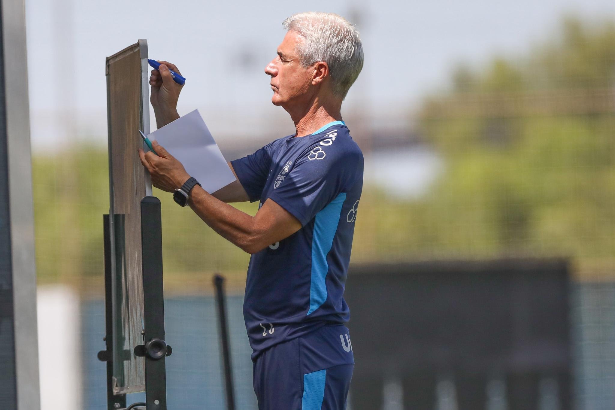 Lu&iacute;s Castro ainda n&atilde;o conseguiu fazer time do Gr&ecirc;mio engatar na temporada