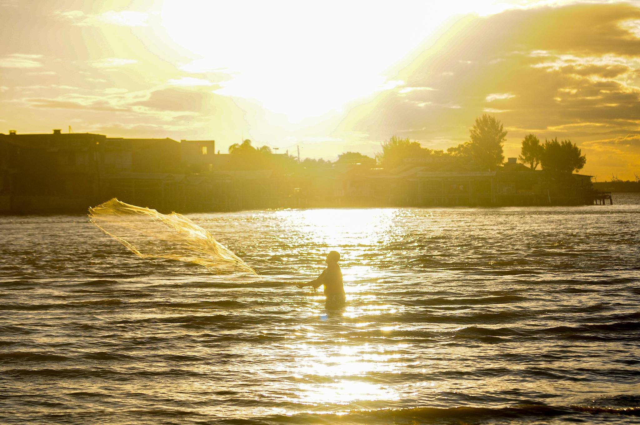 P&ocirc;r do Sol no Rio Tramanda&iacute; encanta turistas e pescadores locais