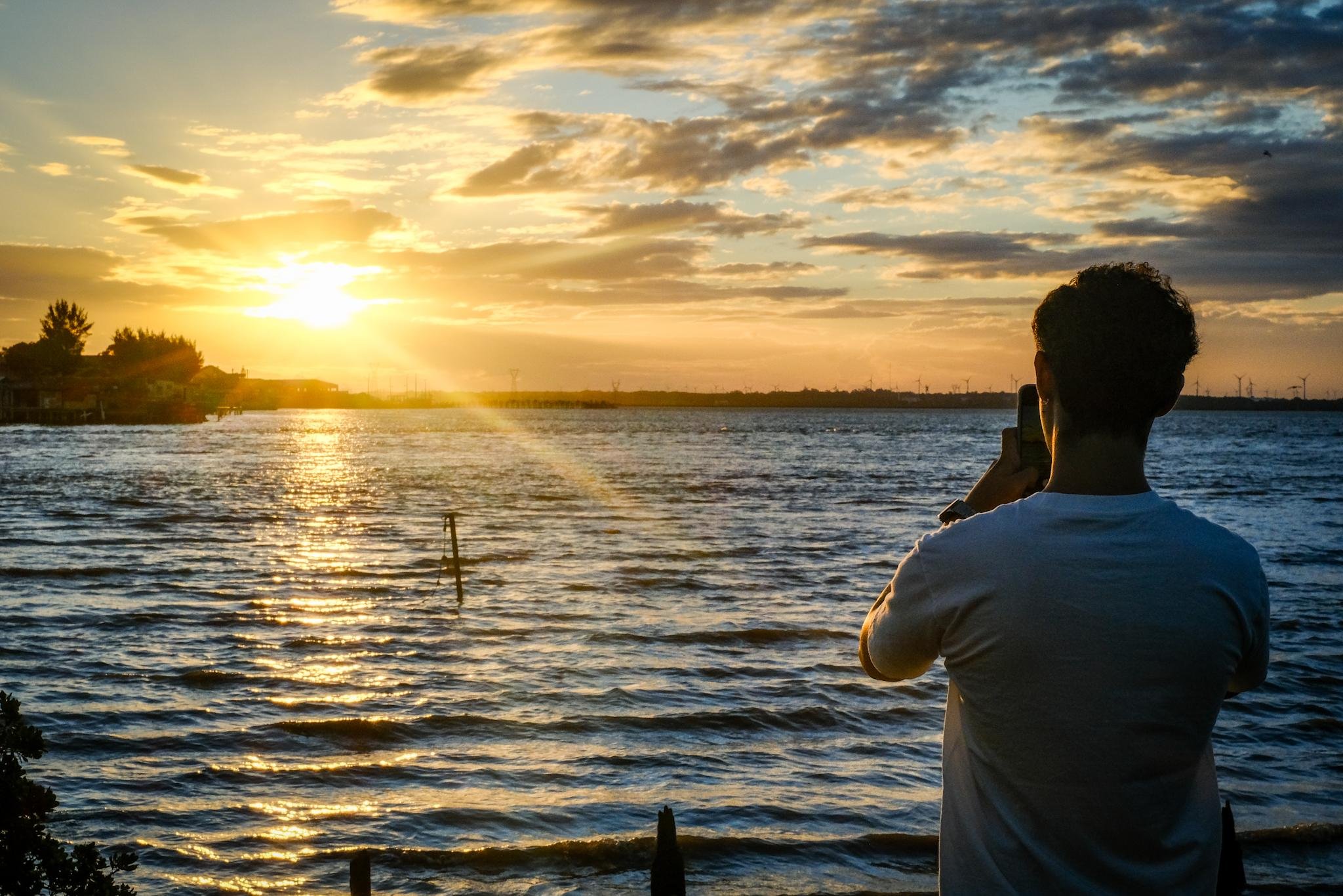 P&ocirc;r do Sol no Rio Tramanda&iacute; encanta turistas e pescadores locais