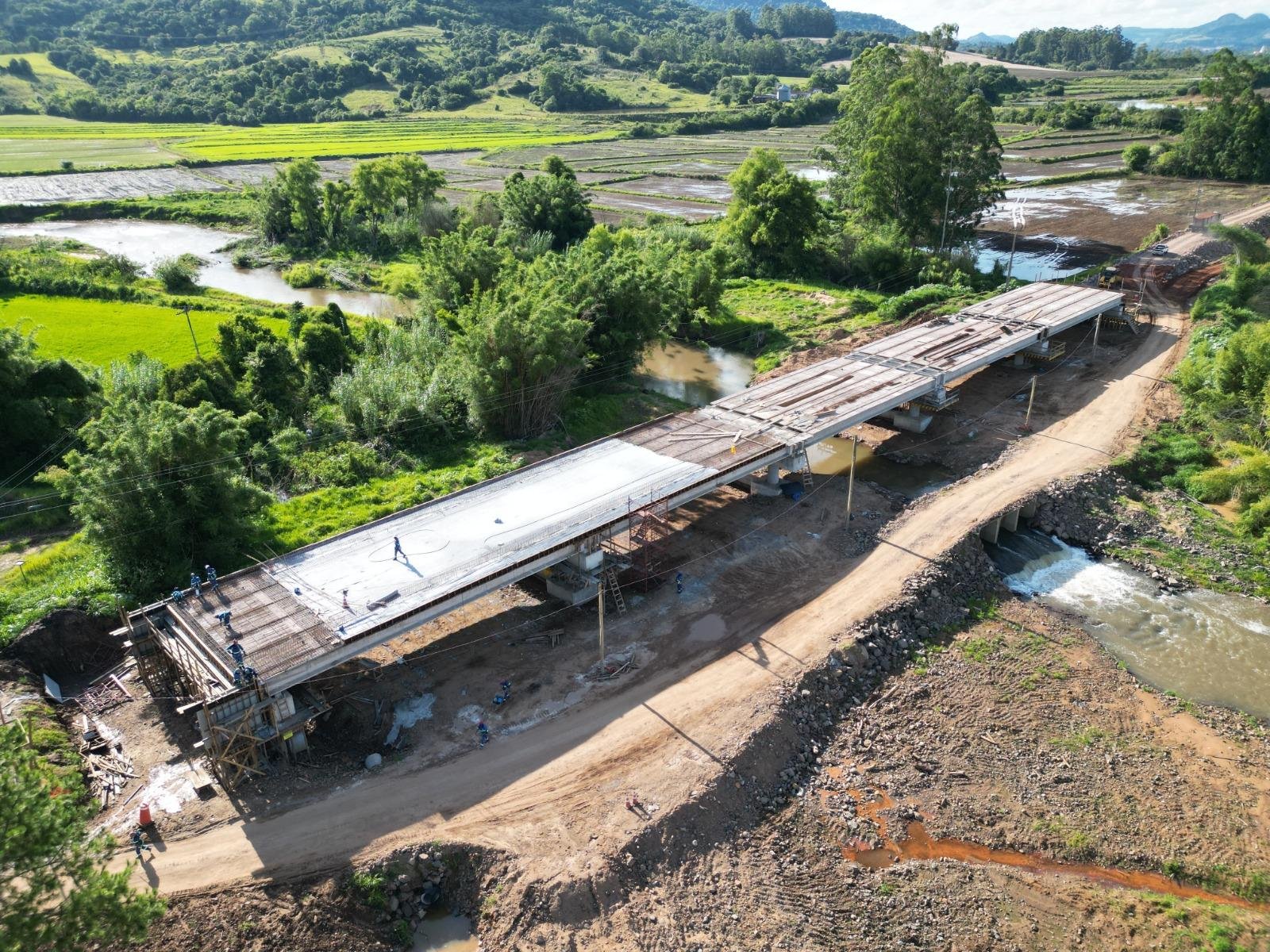 Ponte sobre o arroio Guarda Mor, na ERS 348, em Faxinal do Soturno, est&aacute; 70% conclu&iacute;da; rodovia foi considerada pelo governo do Estado como a mais afetada na enchente
