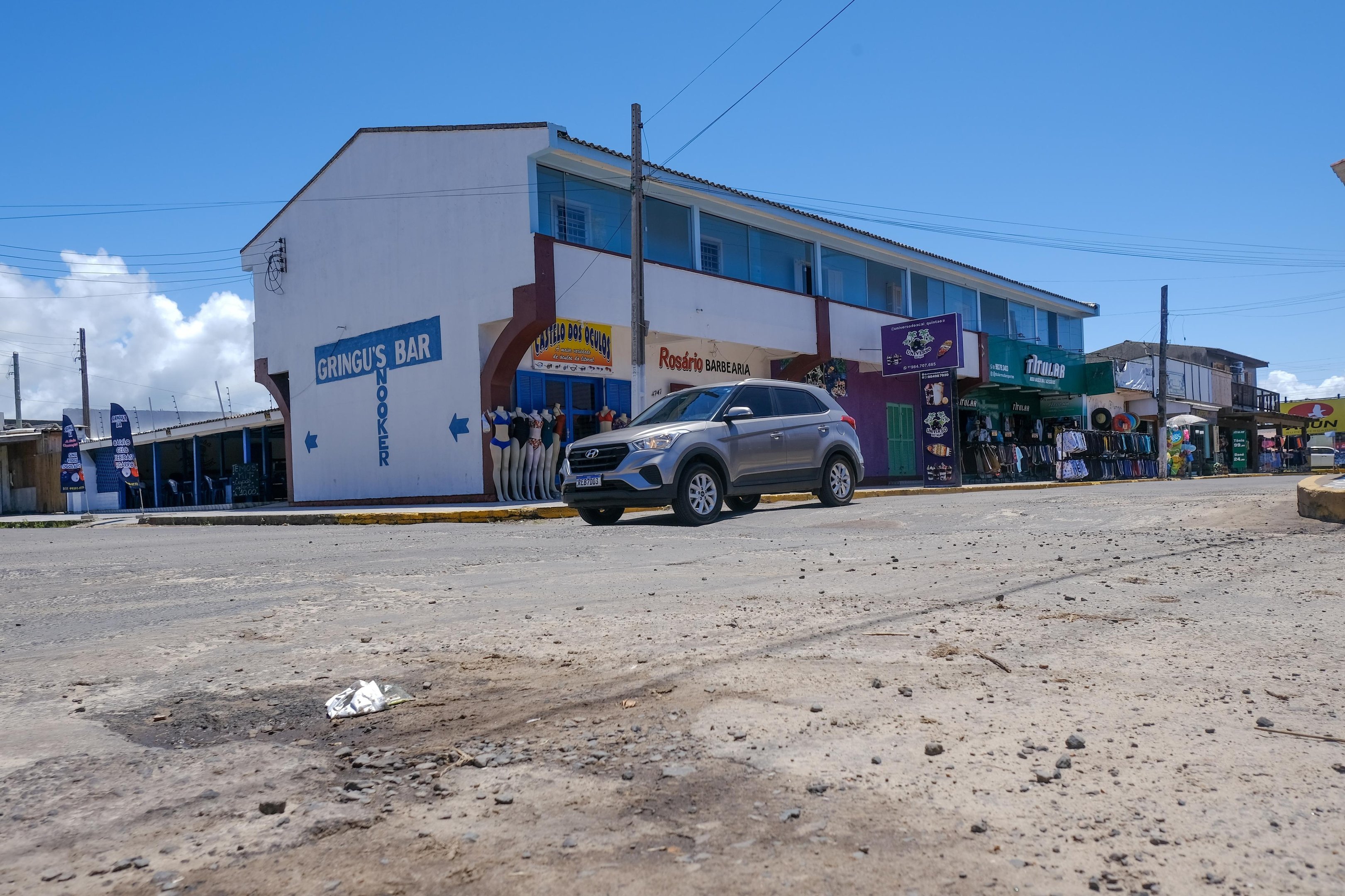 Avenida Esparta e com&eacute;rcio em Balne&aacute;rio Quint&atilde;o no Litoral Norte