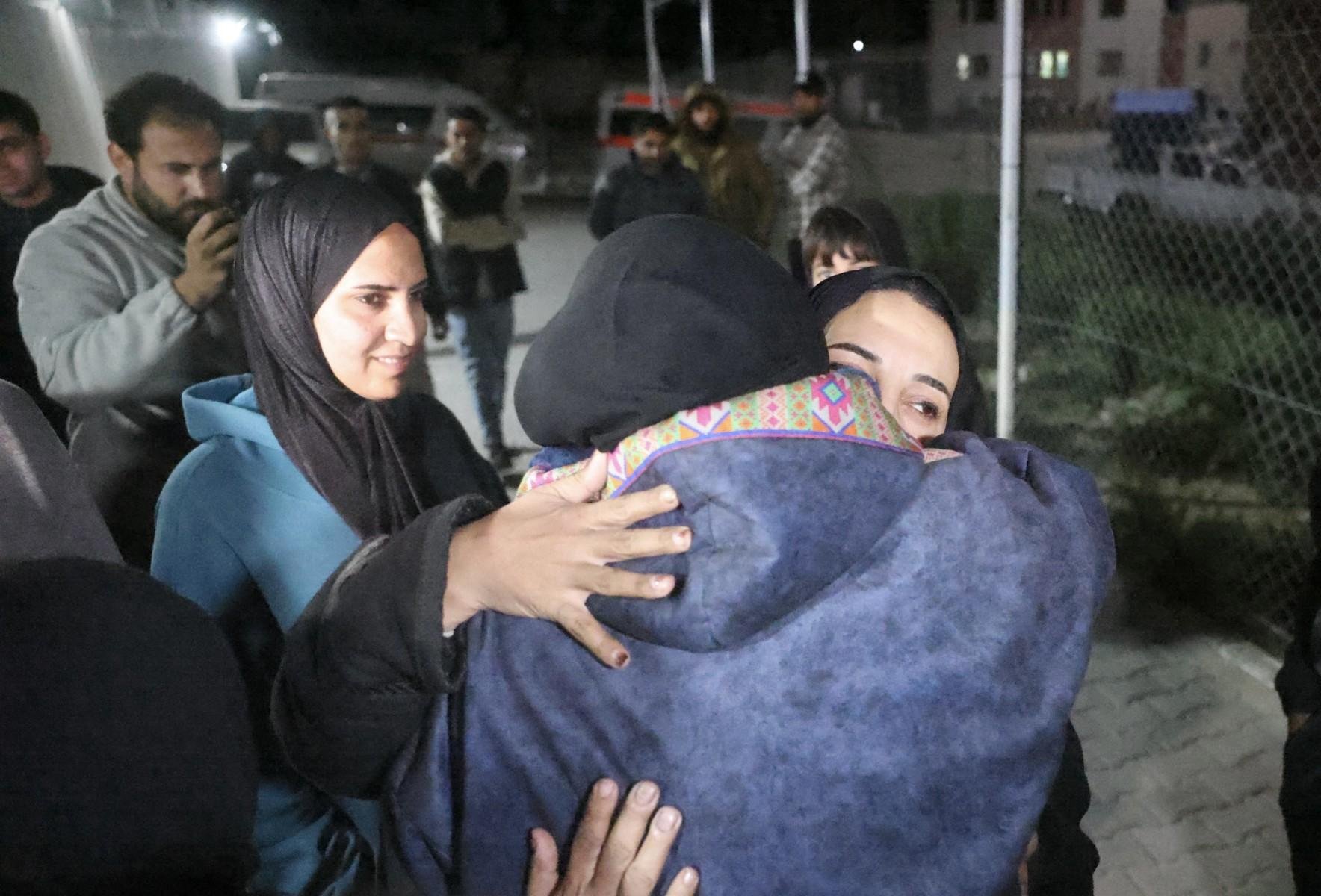 Palestinos vindos do Egito pela passagem de Rafah chegam ao Hospital Nasser em Khan Yunis, no sul da Faixa de Gaza,