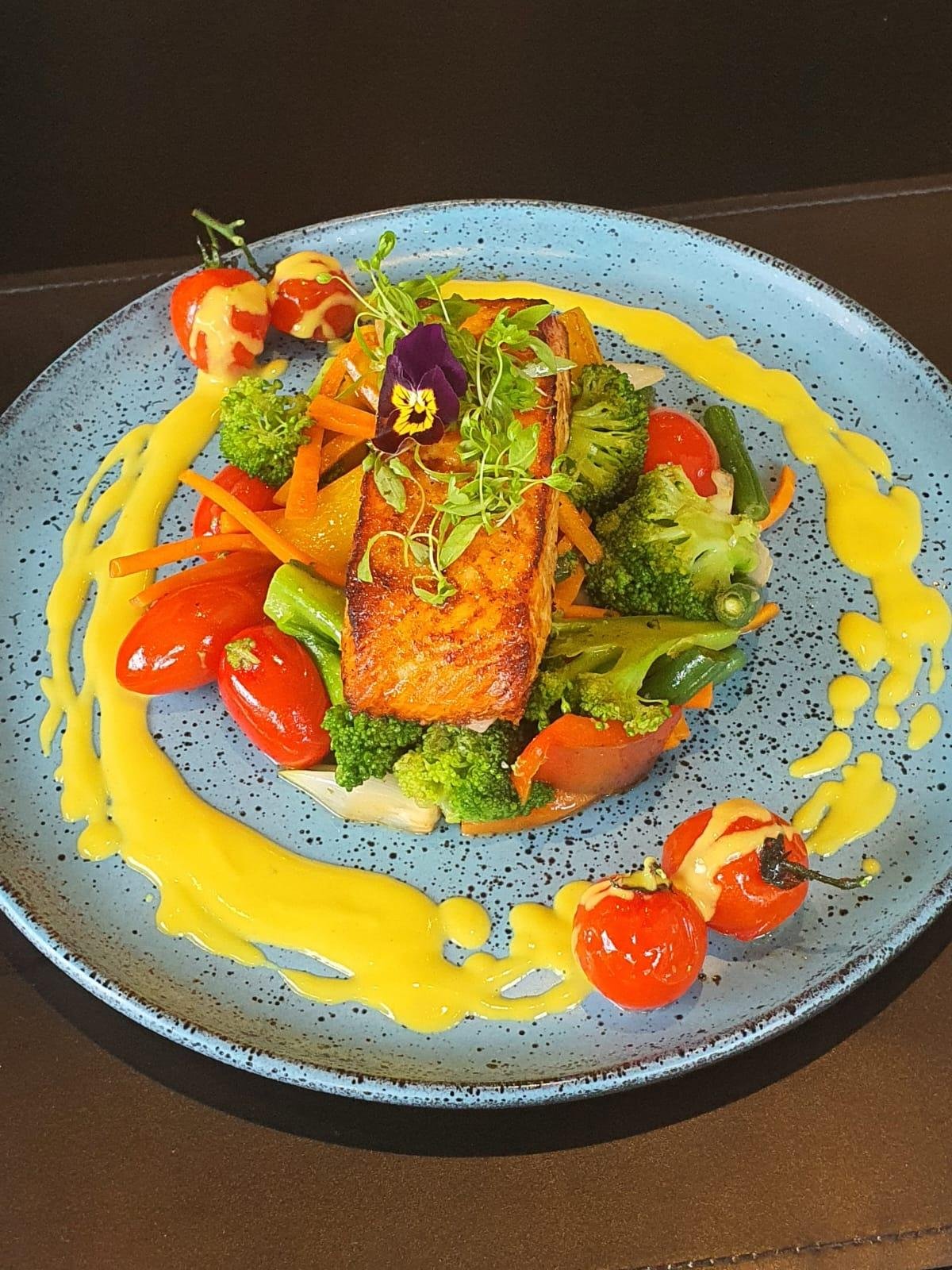 Receita combina salm&atilde;o assado ao molho de mostarda com legumes salteados