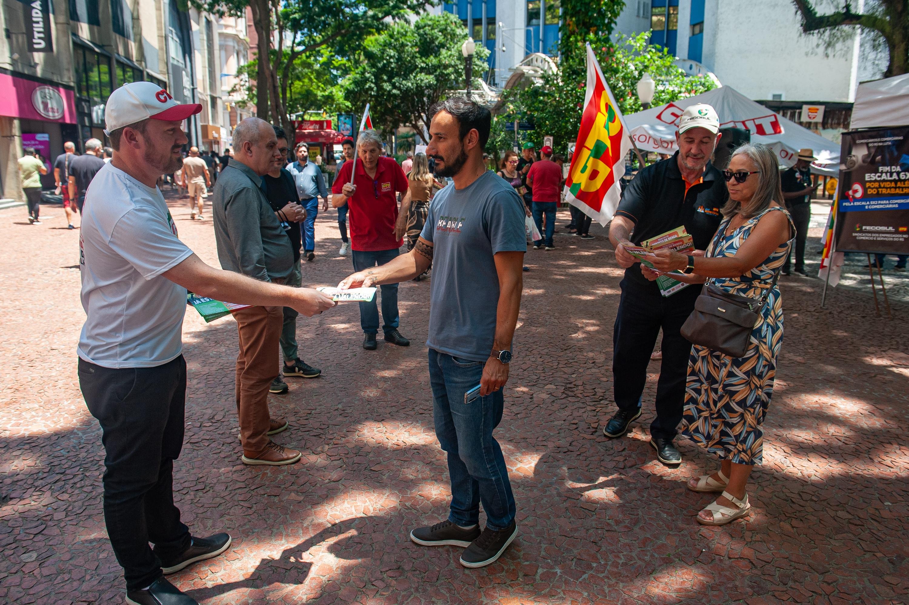 CUT-RS mobiliza dirigentes sindicais, militantes e trabalhadores em comemora&ccedil;&atilde;o &agrave; isen&ccedil;&atilde;o do Imposto de Renda para quem recebe at&eacute; R$ 5 mil
