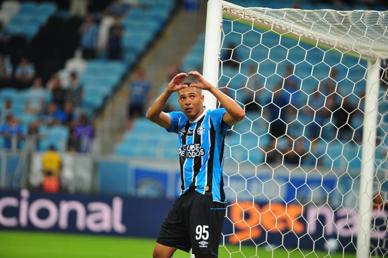 Carlos Vin&iacute;cius marcou tr&ecirc;s gols na vit&oacute;ria sobre o Botafogo por 5 a 3