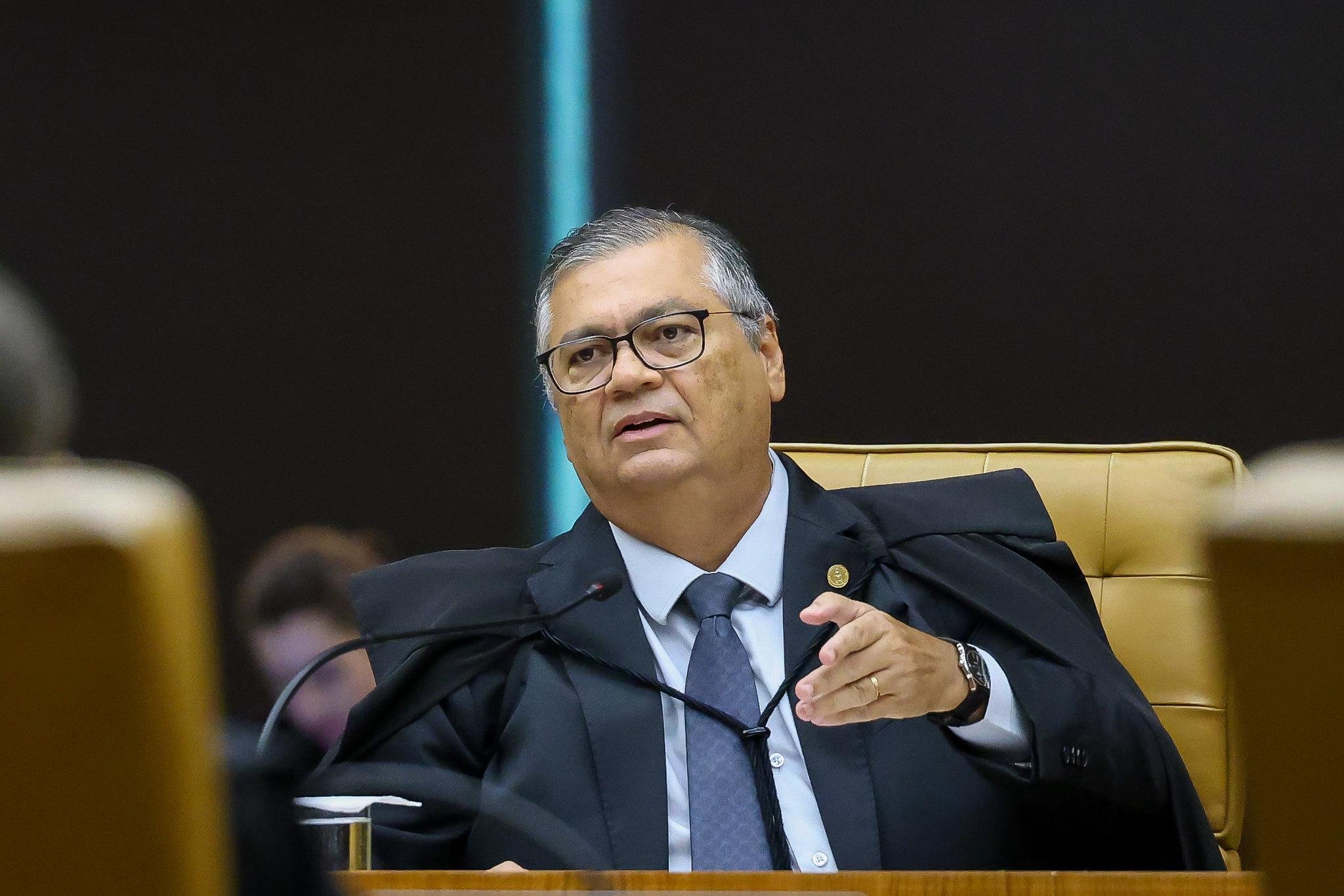 Dino manda suspender pagamento de penduricalhos
