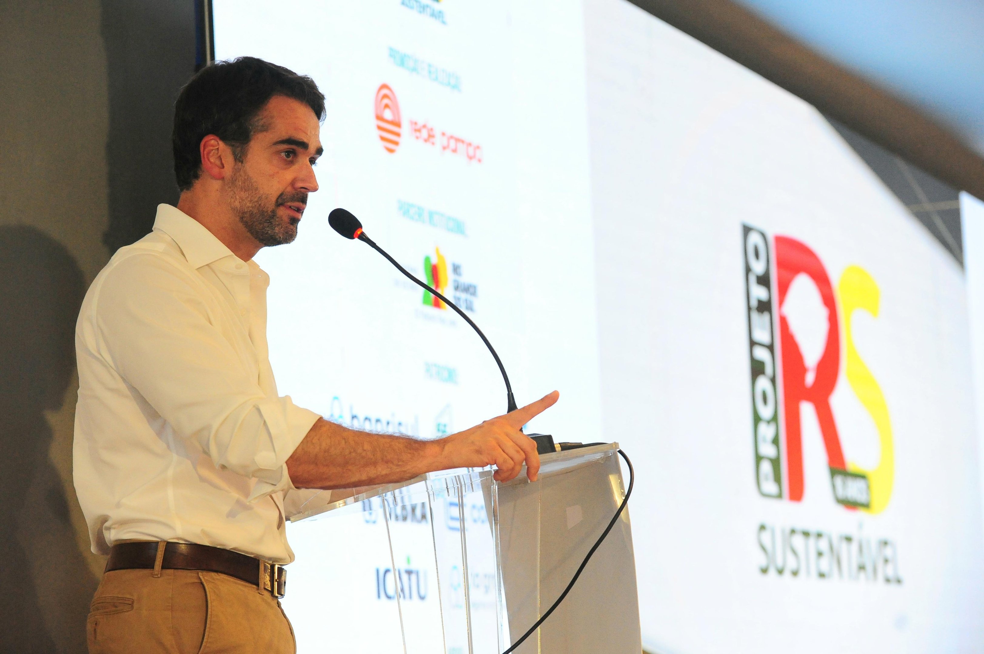 Governador Eduardo Leite discursa no XIII F&oacute;rum Econ&ocirc;mico Ga&uacute;cho.