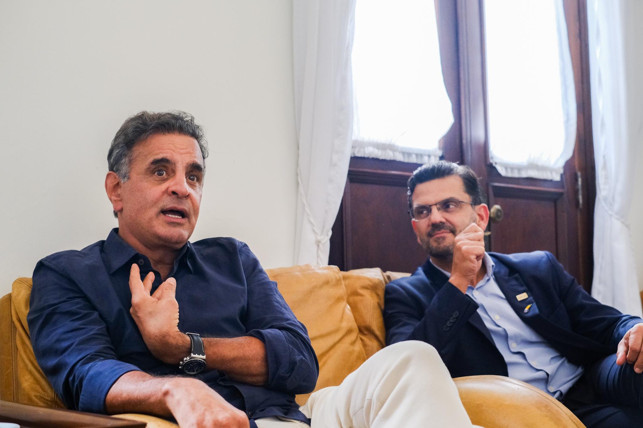 A&eacute;cio Neves (e) cumpre agenda no RS ao lado do pr&eacute;-candidato do PSDB ao governo ga&uacute;cho, Marcelo Maranata (d)