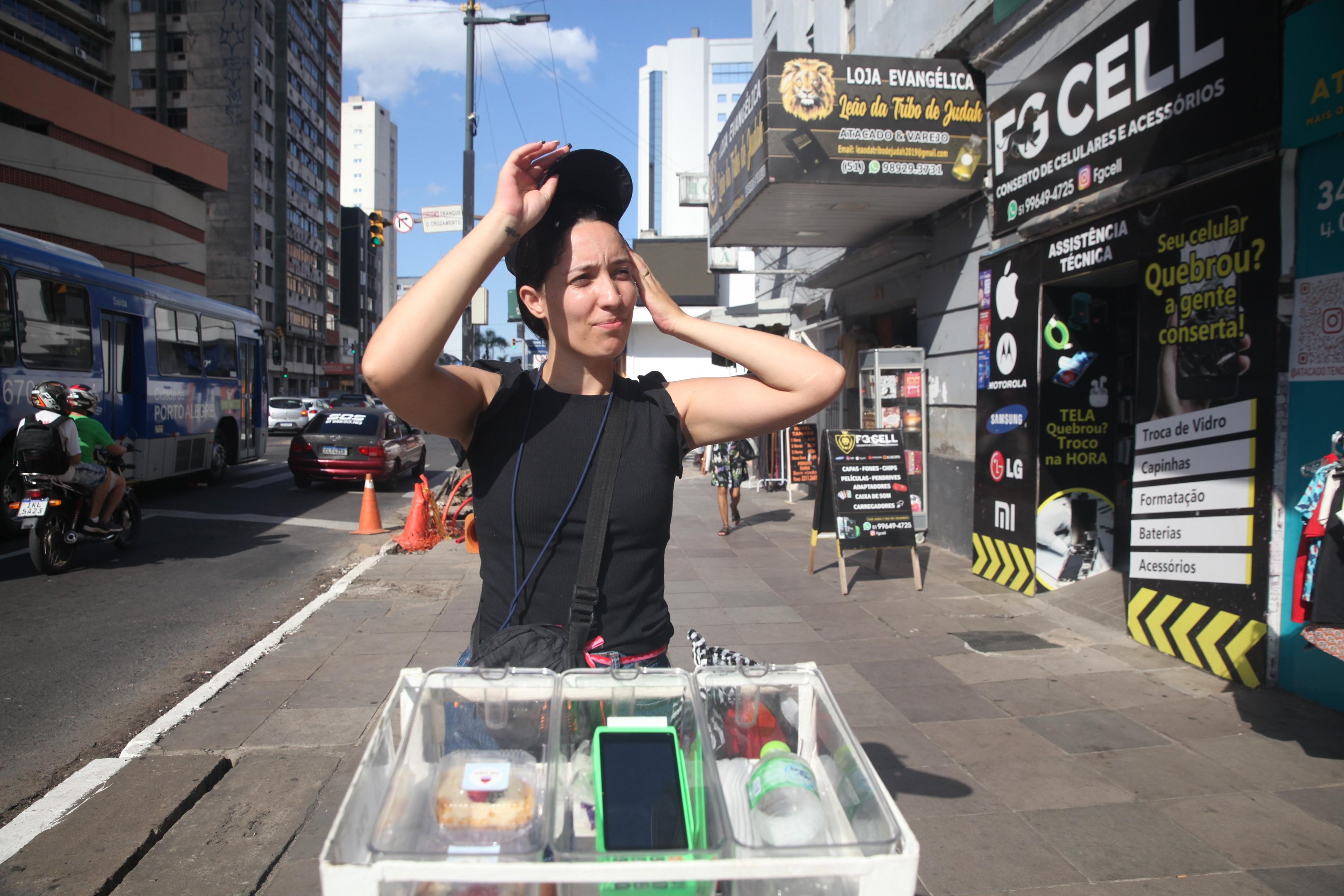 TRABALHADORES DESAFIAM O CALOR NO CENTRO DE PORTO ALEGRE