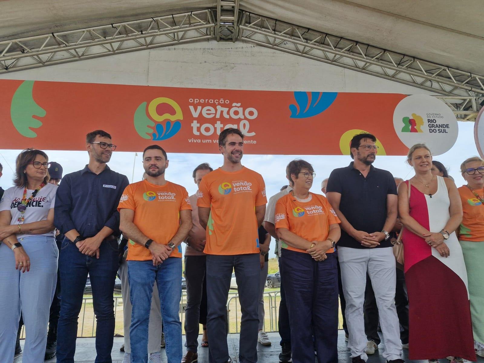 Governador Eduardo Leite e o vice-governador Gabriel Souza conferiram atividades da Opera&ccedil;&atilde;o Ver&atilde;o no campo do Prai&atilde;o