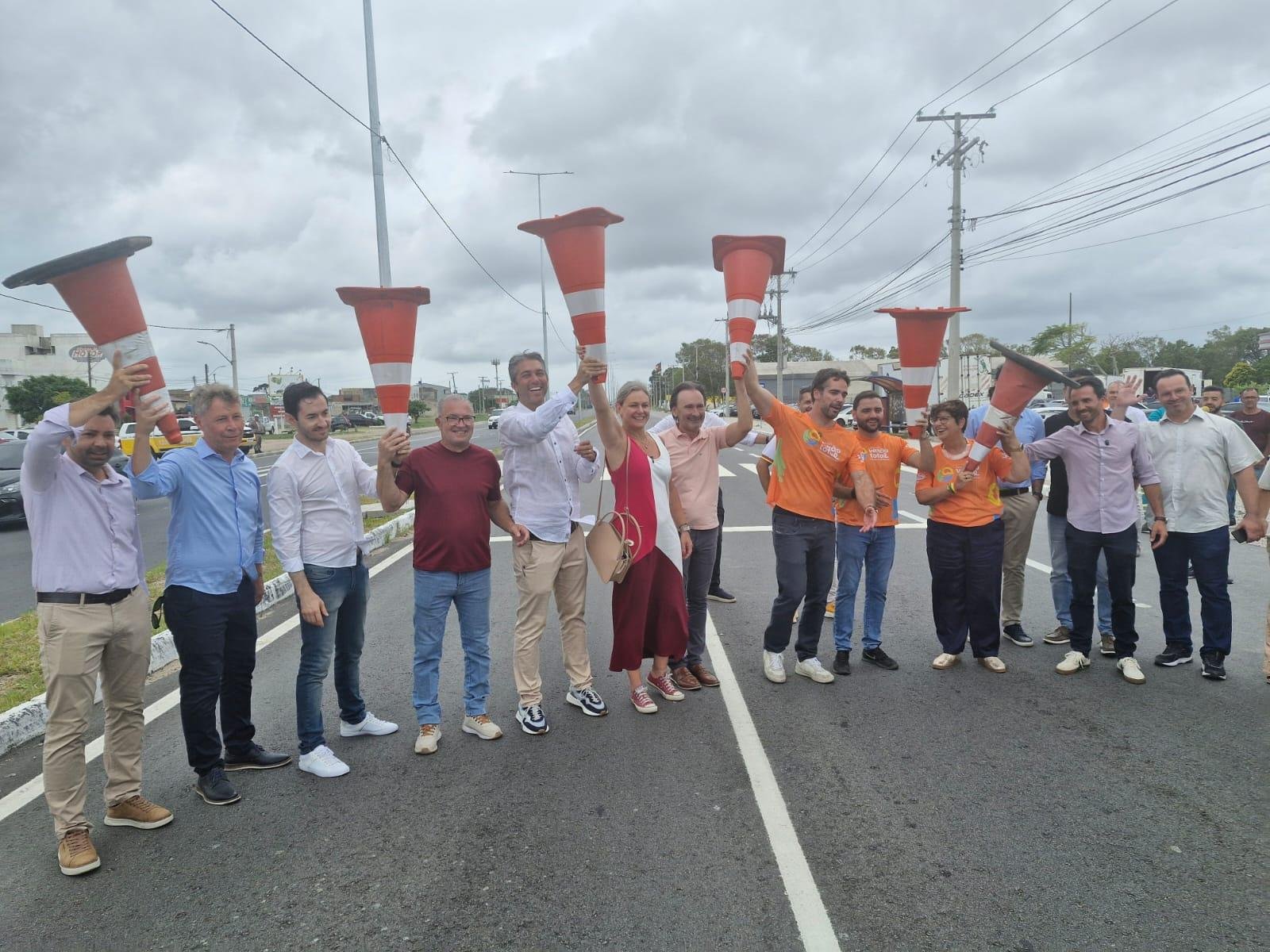 Autoridades levantaram cones para simbolizar a entrega do trecho