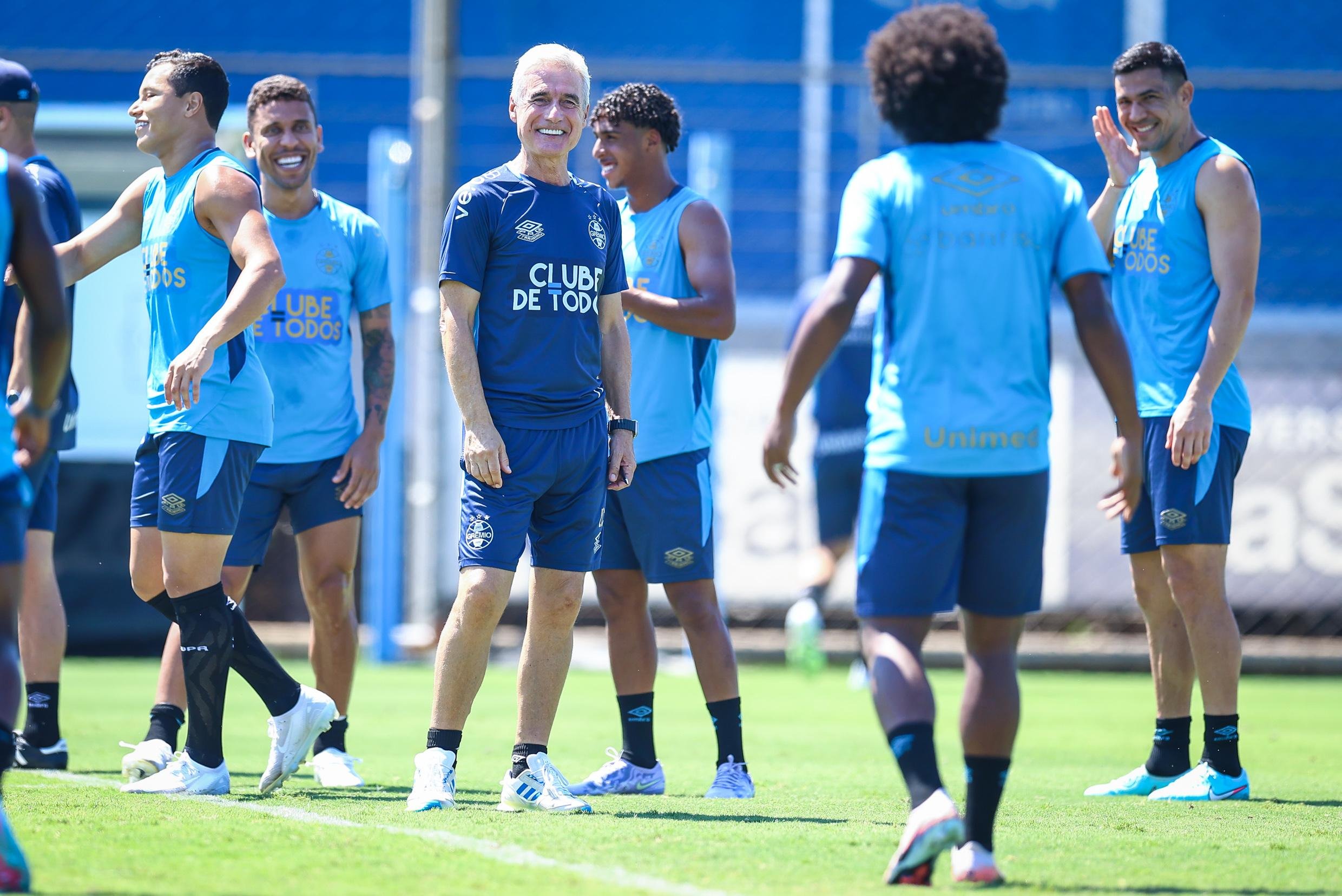 Lu&iacute;s Castro deve colocar uma equipe reserva neste s&aacute;bado
