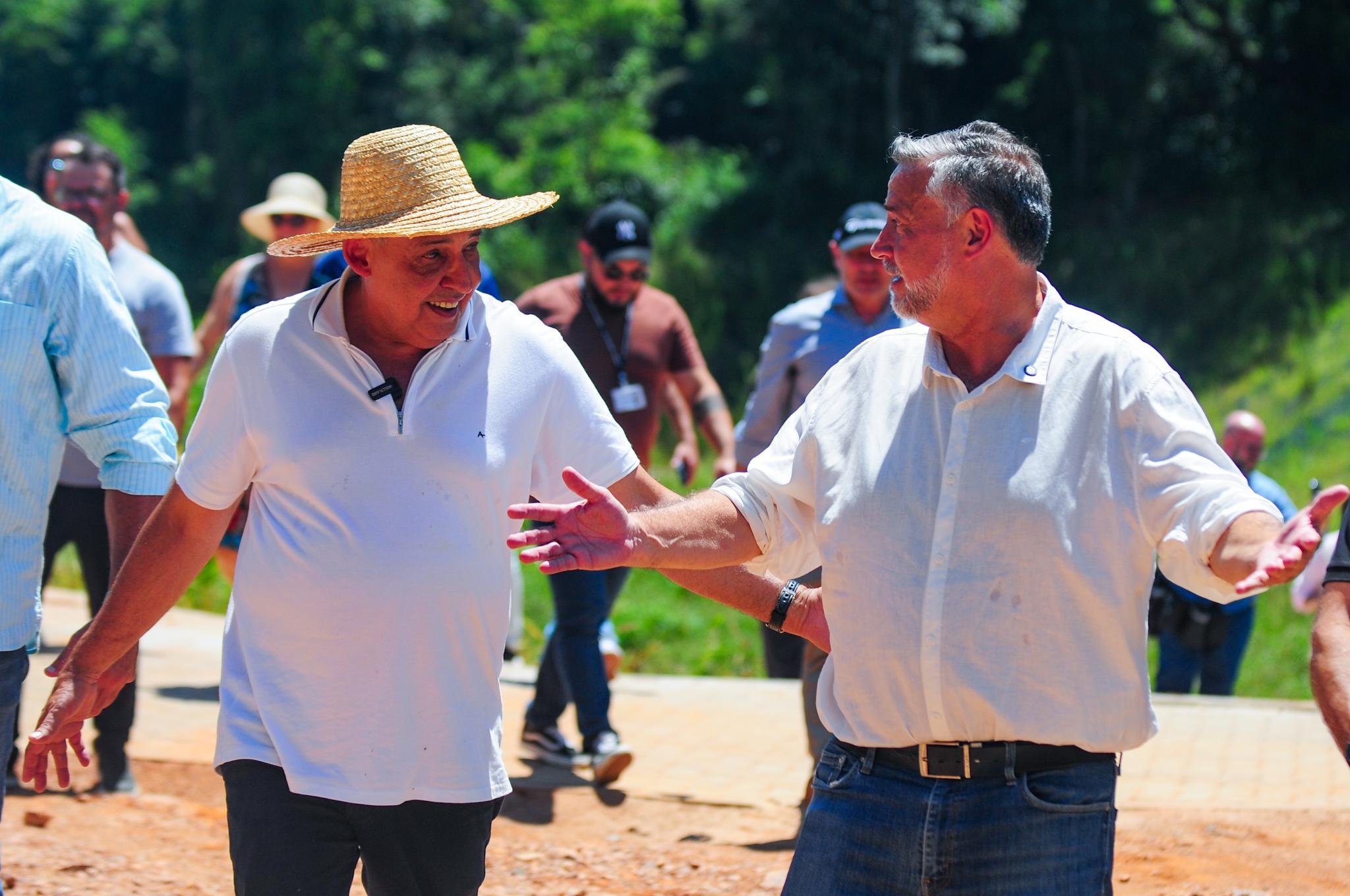 Melo e Pimenta, ao lado de diversas autoridades, percorreram quatro pontos de obras