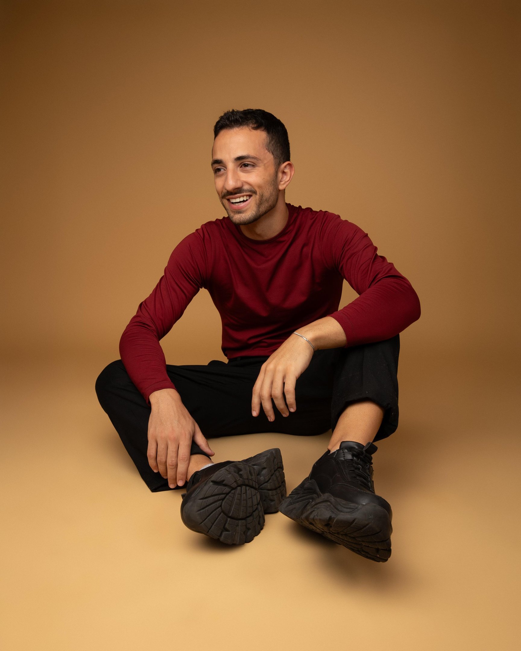 Al&eacute;m de ator, com sucesso em "Paulo, o Ap&oacute;stolo", Lucas Tors &eacute; cantor, pianista, torcedor do Inter e fala &aacute;rabe, portugu&ecirc;s, ingl&ecirc;s e espanhol