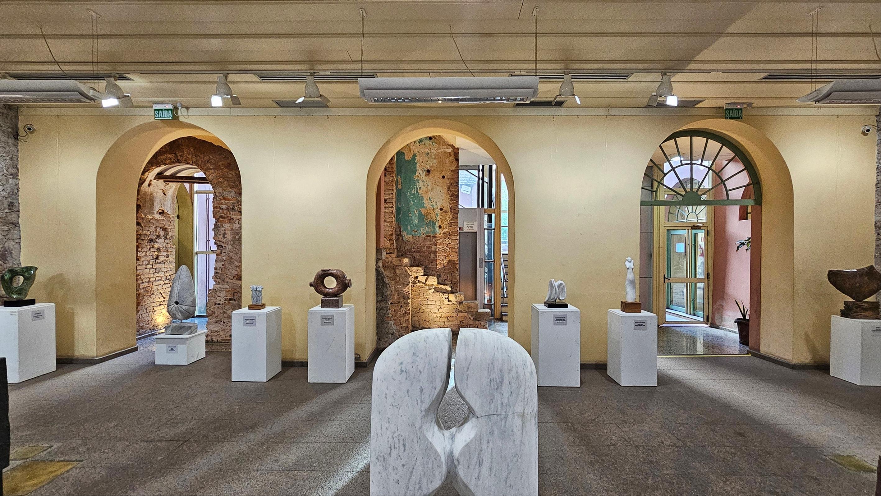 Mostra &ldquo;Geologias Po&eacute;ticas&rdquo; est&aacute; em cartaz at&eacute; 27 de fevereiro, na sala de exposi&ccedil;&otilde;es Pal&aacute;cio do Minist&eacute;rio P&uacute;blico do RS. Em promo&ccedil;&atilde;o do Memorial do MPRS e do Atelier Livre Xico Stockinger, a exposi&ccedil;&atilde;o traz 40 obras de 13 artistas