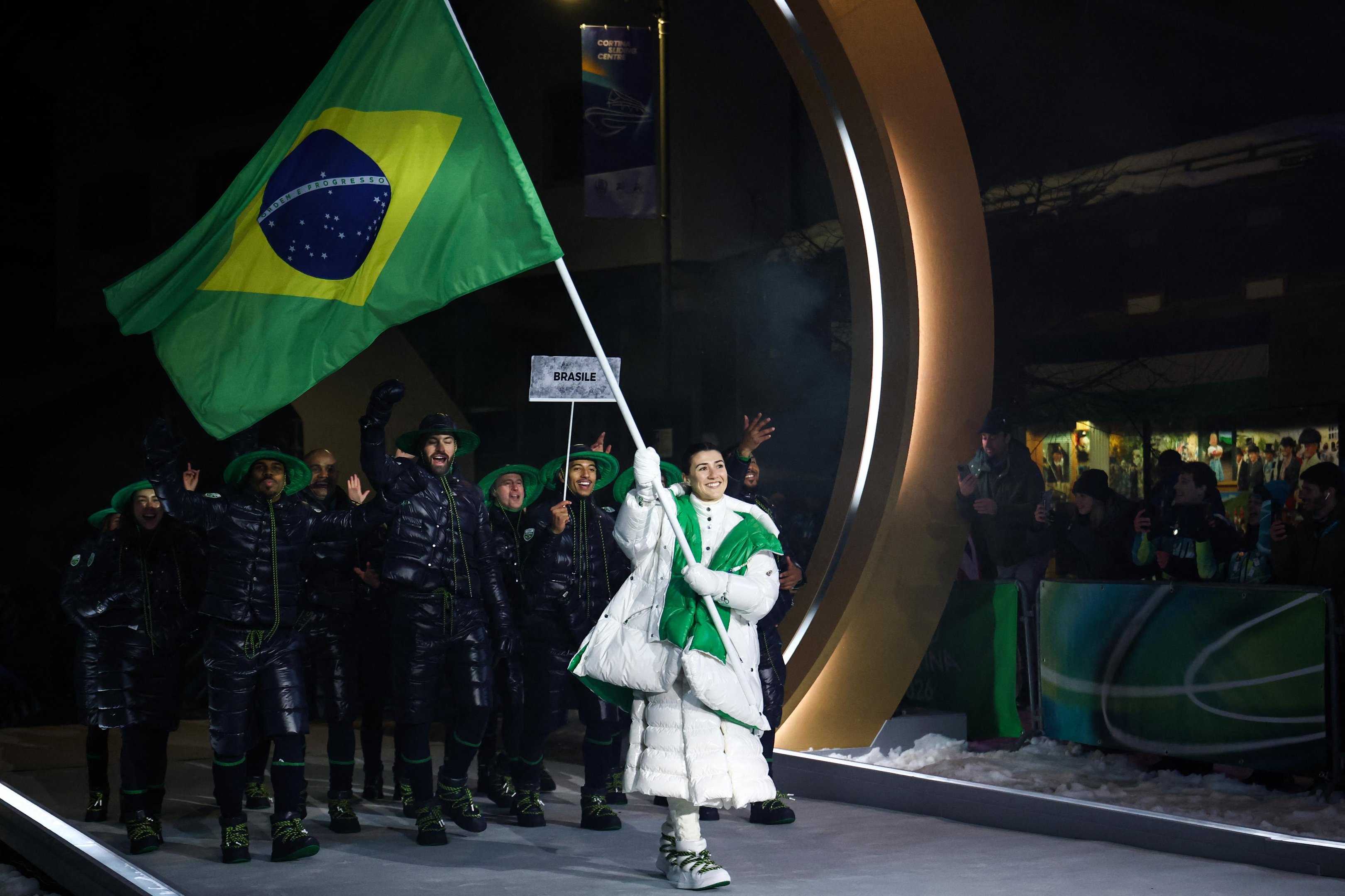 A ga&uacute;cha e porta-bandeira, Nicole Silveira, desfilou com membros da delega&ccedil;&atilde;o em Cortina d'Ampezzo