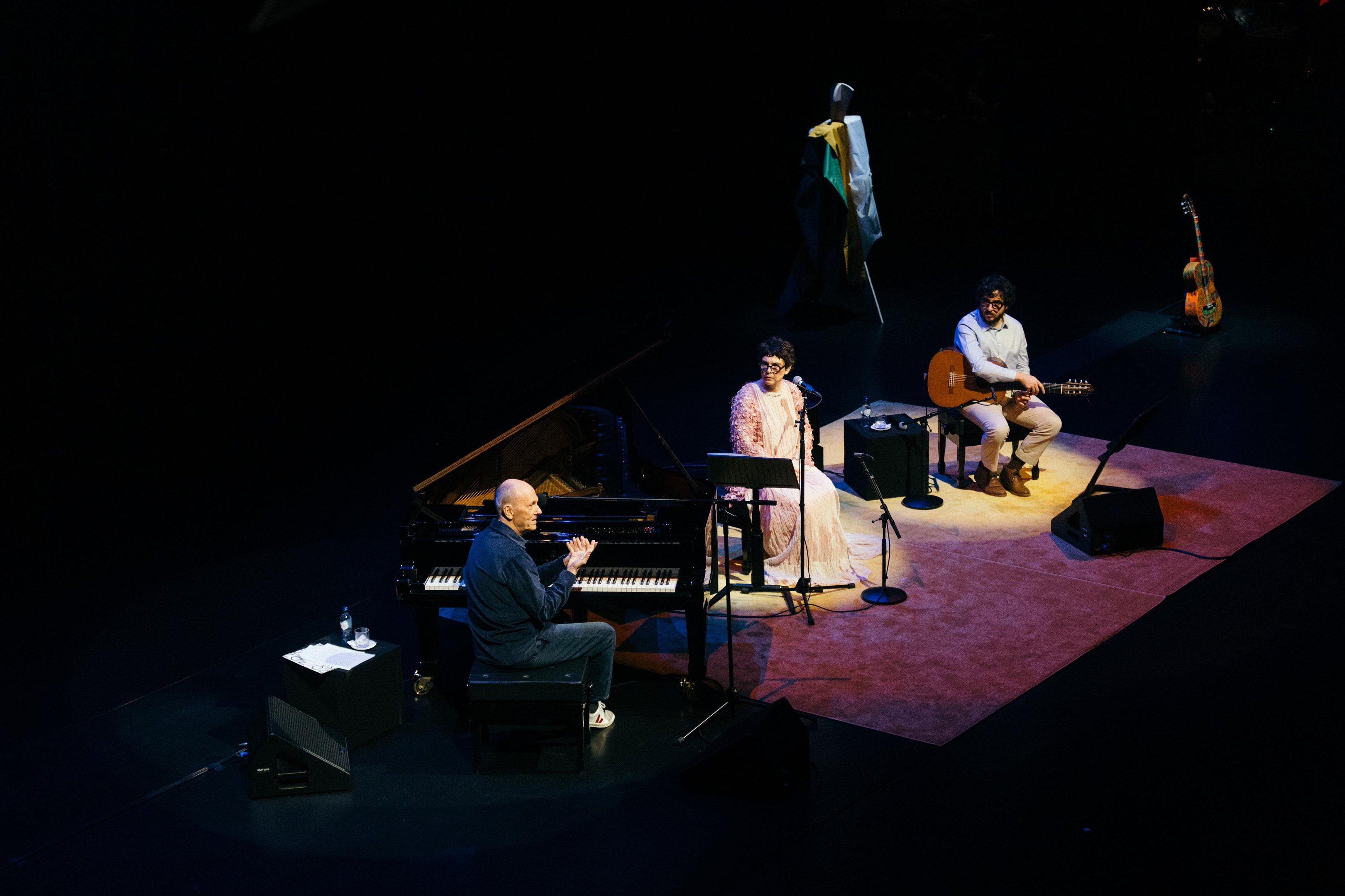 O espet&aacute;culo "complexo b" com Adriana Calcanhotto, Jos&eacute; Miguel Wisnik e Jo&atilde;o Camarero, estreia no Brasil, no ep&iacute;logo do 32&ordm; Porto Alegre em Cena, em 28 de fevereiro e 1&ordm; de mar&ccedil;o, no Teatro Sim&otilde;es Lopes Neto