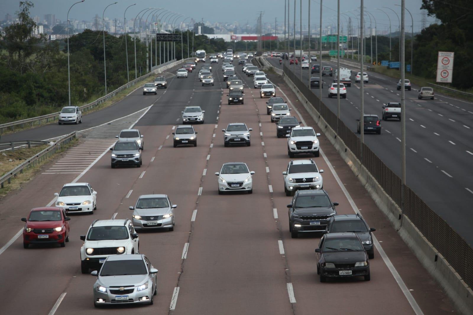 Muitos motoristas est&atilde;o pegando a estrada na sa&iacute;da de Gravata&iacute; em dire&ccedil;&atilde;o ao Litoral Norte entre o final da tarde