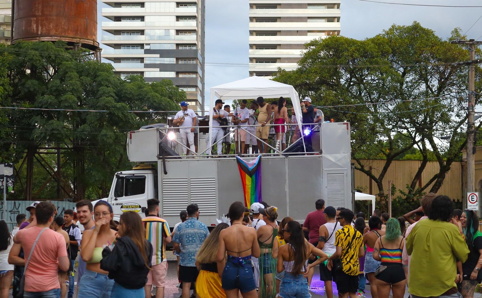 O bloco retoma o formato de cortejo, com caminhada pela Avenida J&uacute;lio de Castilhos, por volta das 19h