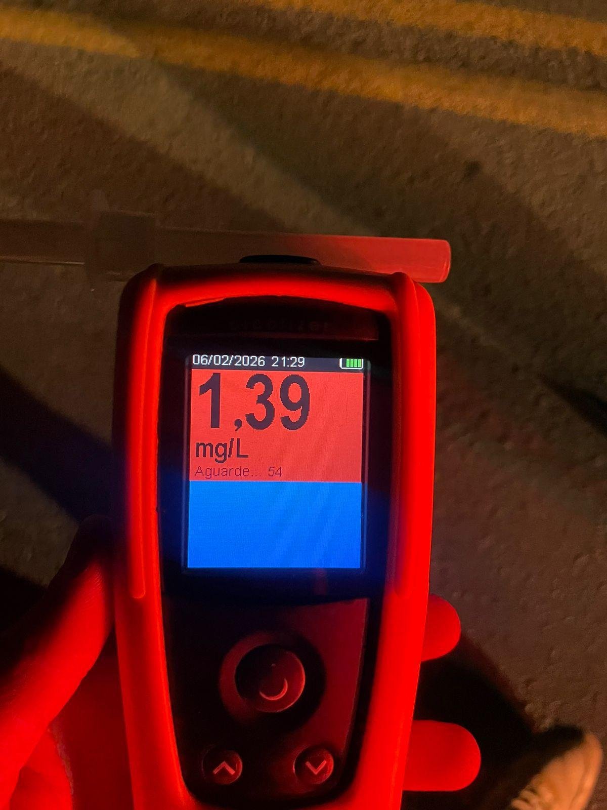 Condutor realizou o teste do etil&ocirc;metro, que resultou em 1,39 mg/L de &aacute;lcool, &iacute;ndice considerado alt&iacute;ssimo, pelo menos 4 vezes superior ao limite para configurar crime de embriaguez ao volante (que &eacute; 0,34 mg/L)