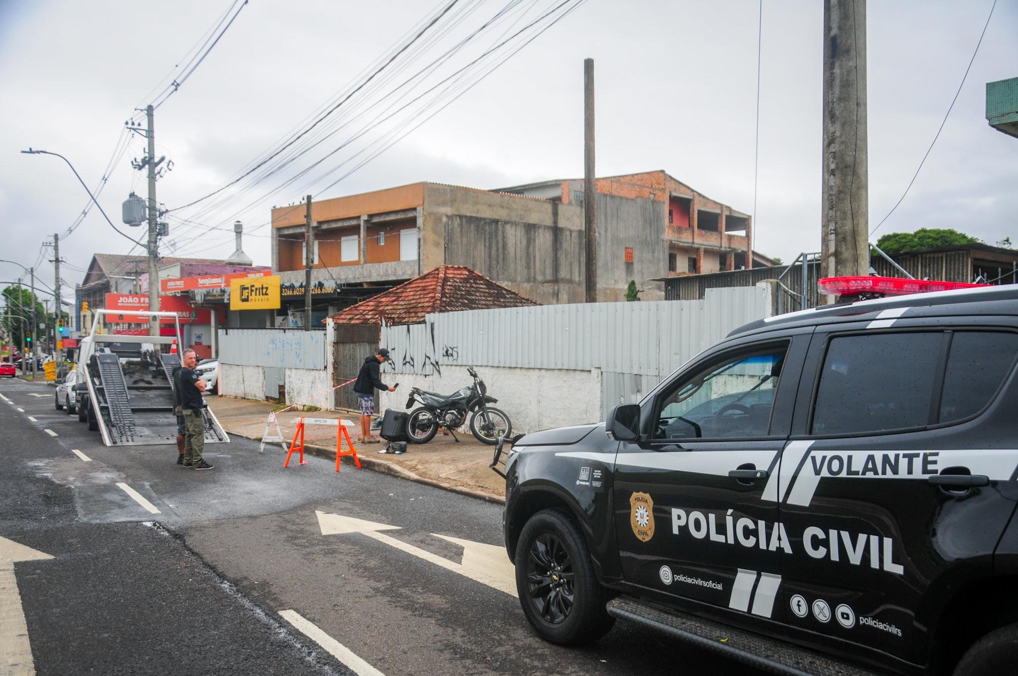 Motociclista perdeu o controle, acertou o meio-fio da cal&ccedil;ada e acabou se chocando contra um muro