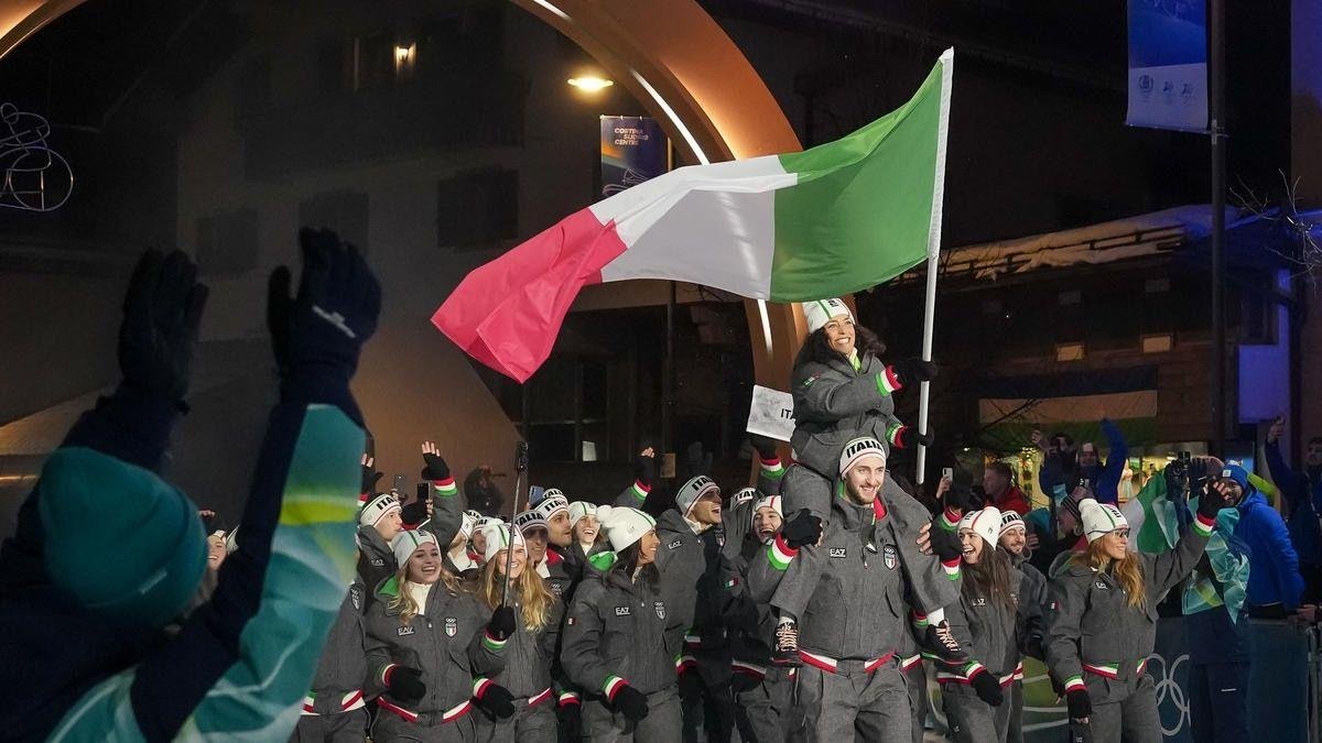 Delega&ccedil;&atilde;o da It&aacute;lia desfila com uniformes desenvolvidos pela Giorgio Armani para o pa&iacute;s-sede dos Jogos