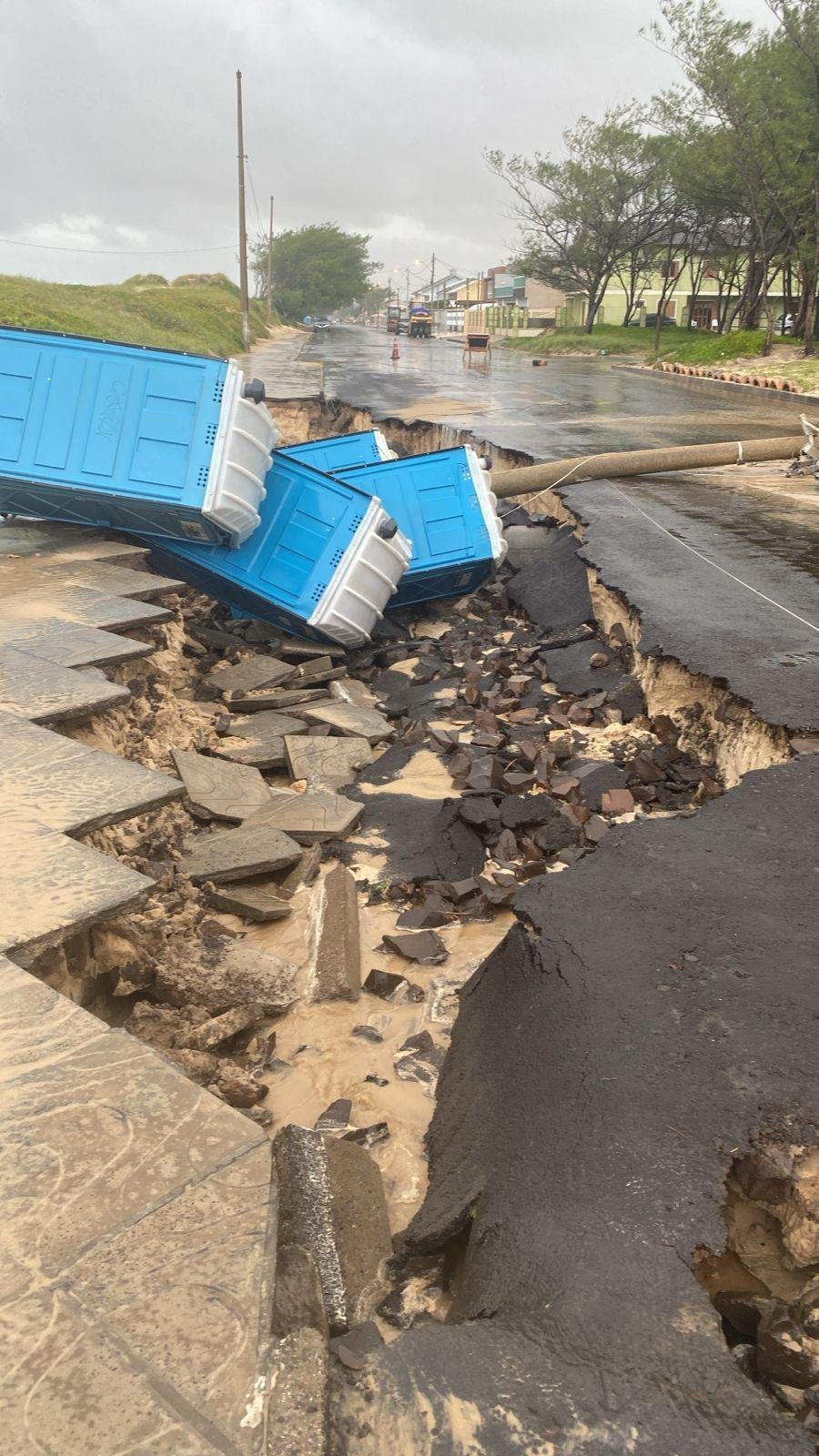 Foram registrados danos em diferentes regi&otilde;es da cidade, como uma parte da pista da avenida Beira Mar que cedeu