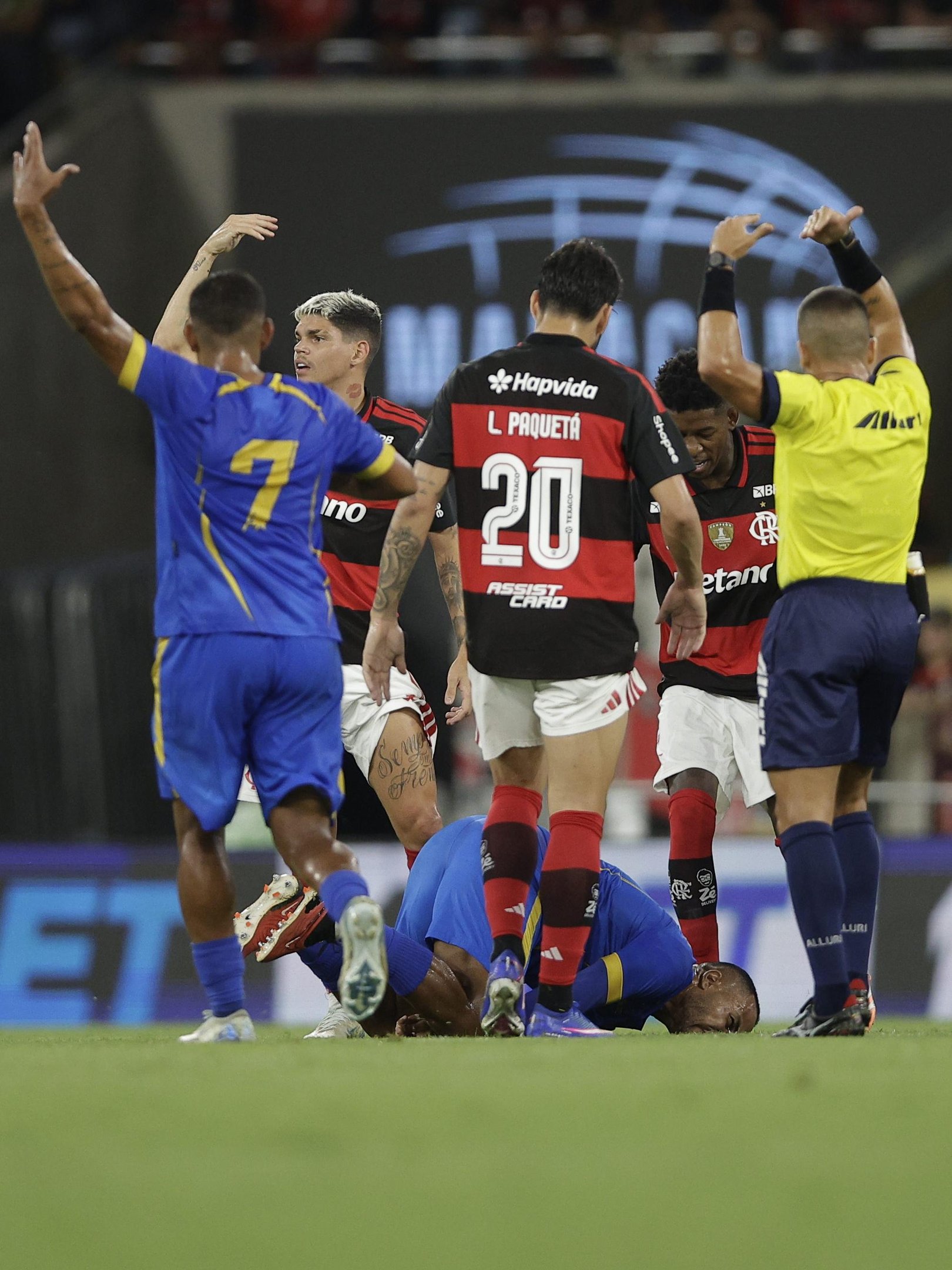 Alexandre sofre convuls&atilde;o durante jogo contra o Flamengo