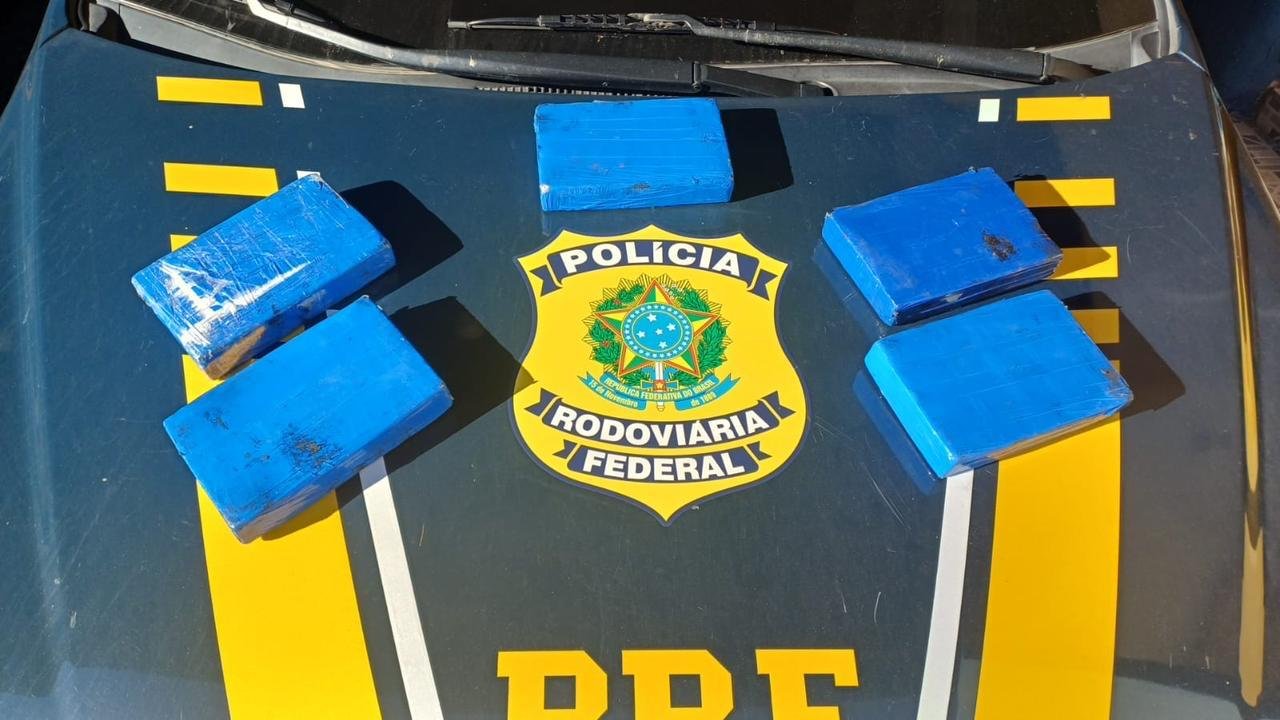 Droga foi localizada aos p&eacute;s do carona do ve&iacute;culo