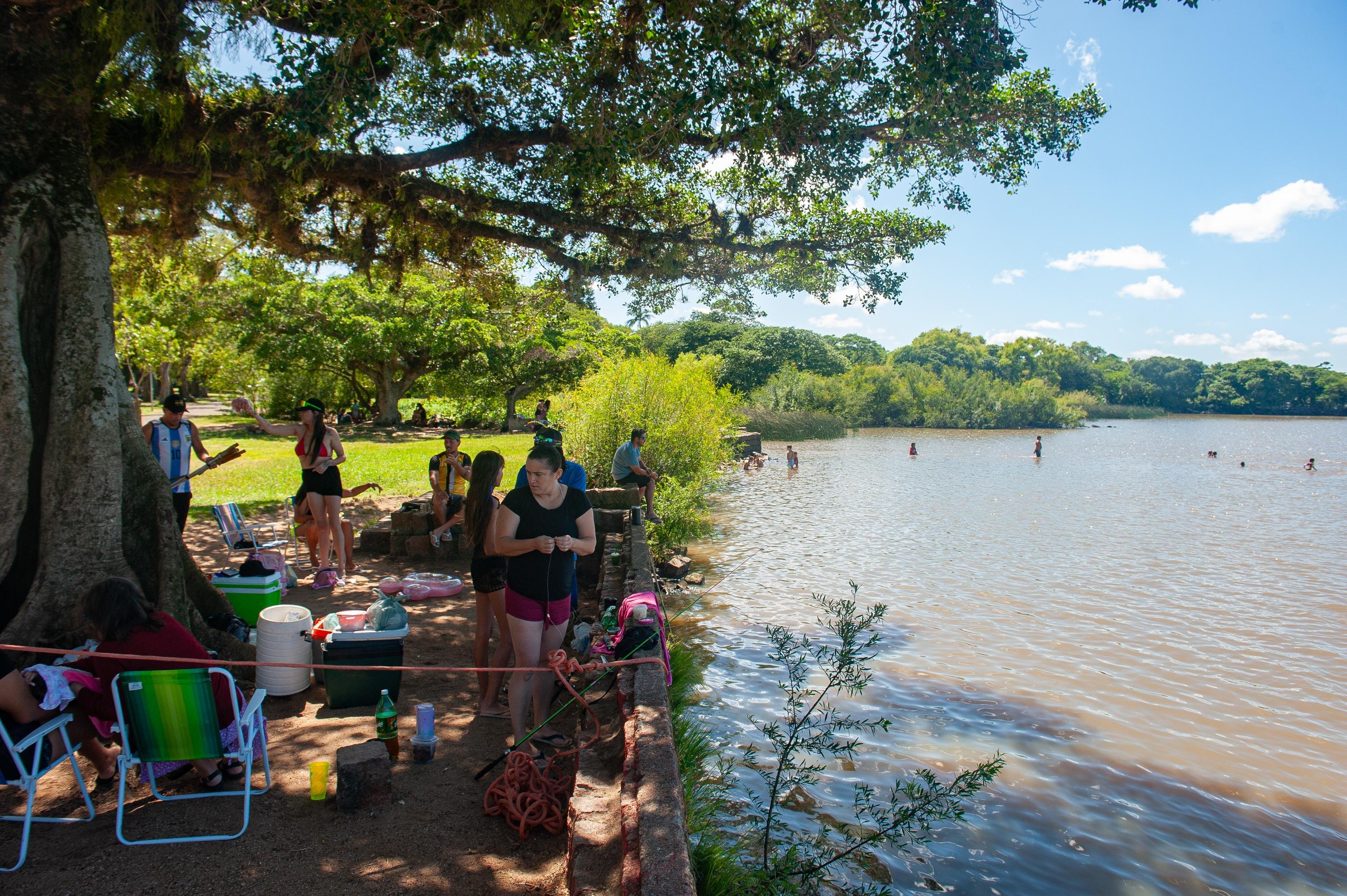 Banhistas nas praias da zona sul de Porto Alegre