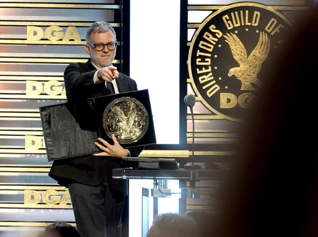 Paul Thomas Anderson recebendo o pr&ecirc;mio de melhor filme do 78&ordm; Directors Guild of America para "Uma Batalha Ap&oacute;s a Outra"