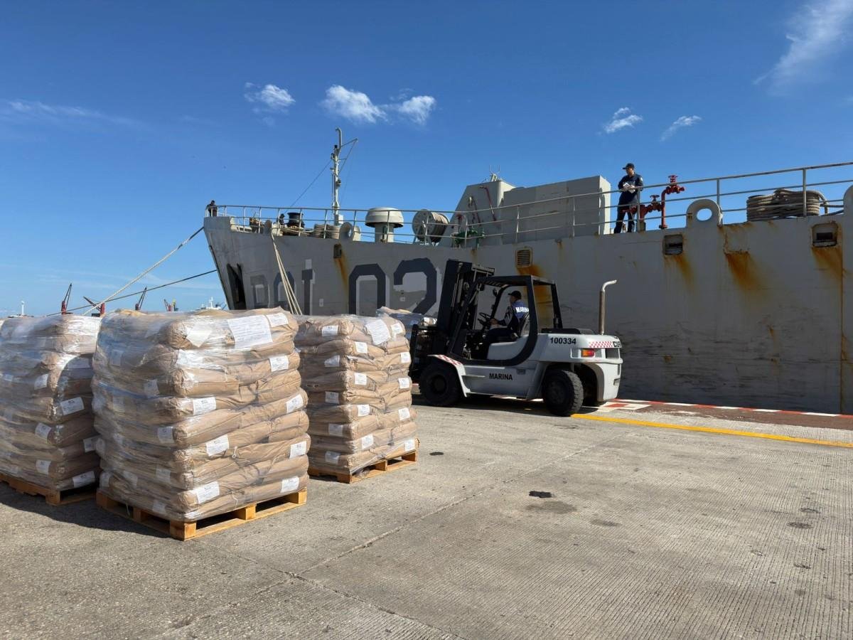 Suprimentos foram embarcados desde cedo no porto de Veracruz