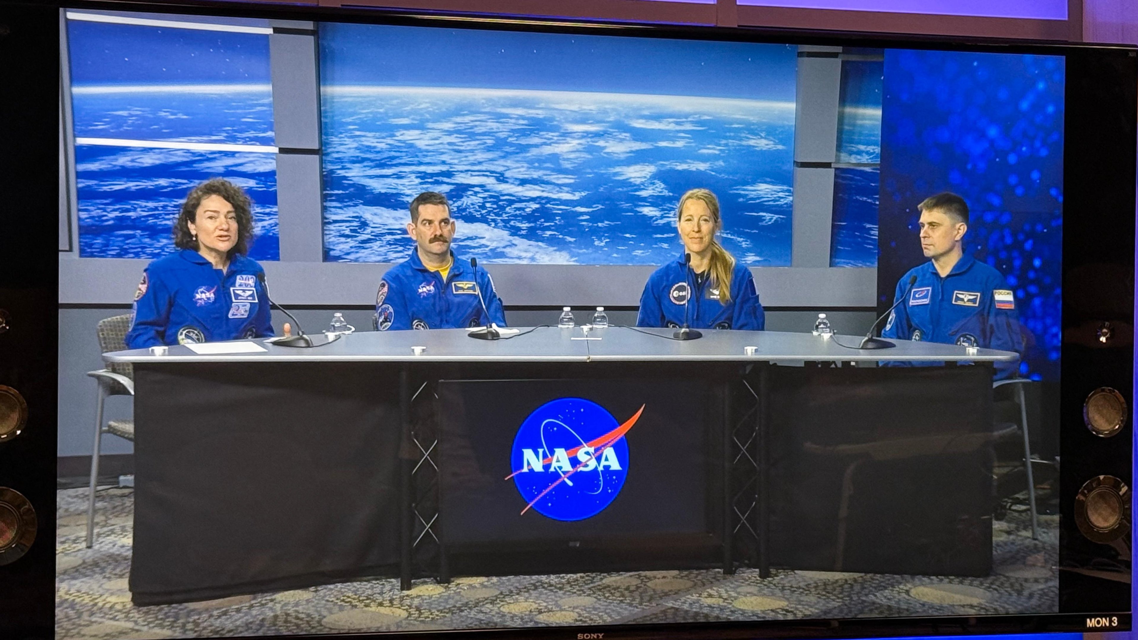Astronautas da NASA, Jessica Meir e Jack Hathaway, a astronauta da ESA (Ag&ecirc;ncia Espacial Europeia), Sophie Adenot, e o cosmonauta da Roscosmos, Andrey Fedyaev, durante uma coletiva de imprensa