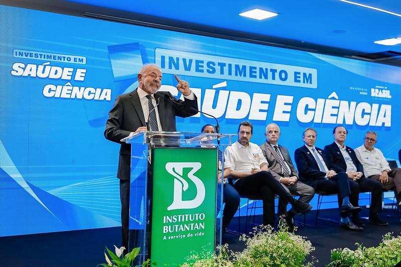Em cerim&ocirc;nia, Lula ressaltou a dificuldade em convencer a popula&ccedil;&atilde;o de que "tomar vacina significa evitar a possibilidade de que, em algum momento, a natureza possa atrapalhar a vida"