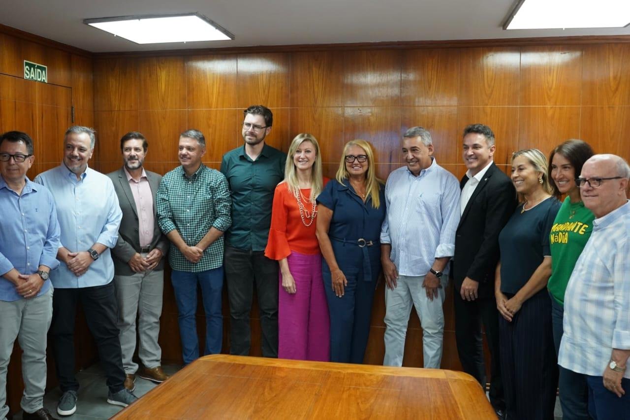 Susana Kakuta (azul ao centro) entre integrantes do governo Melo e do PL