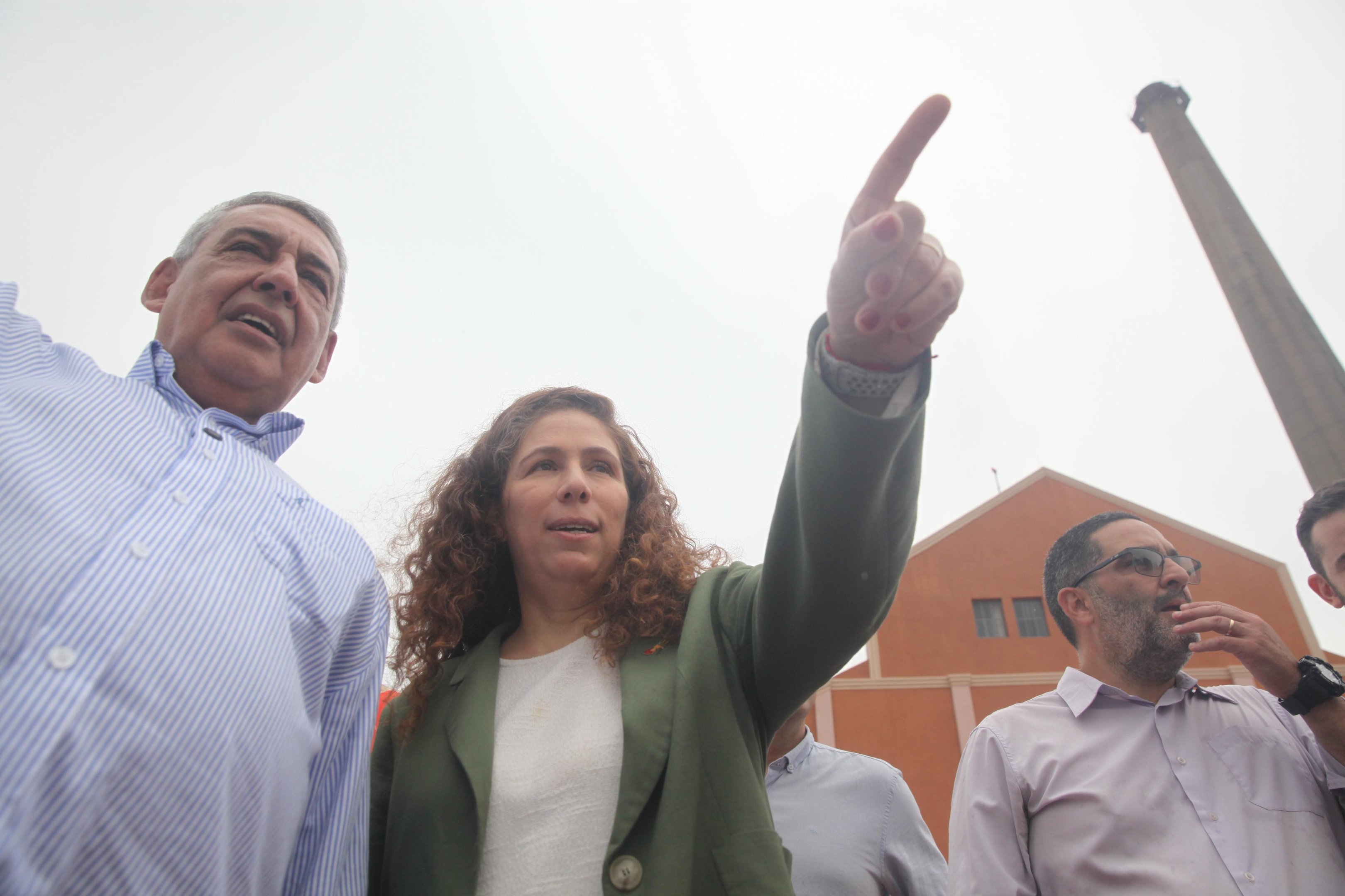 Prefeito Sebasti&atilde;o Melo e ministra Esther Dweck participaram de vistoria no local antes da assinatura do contrato