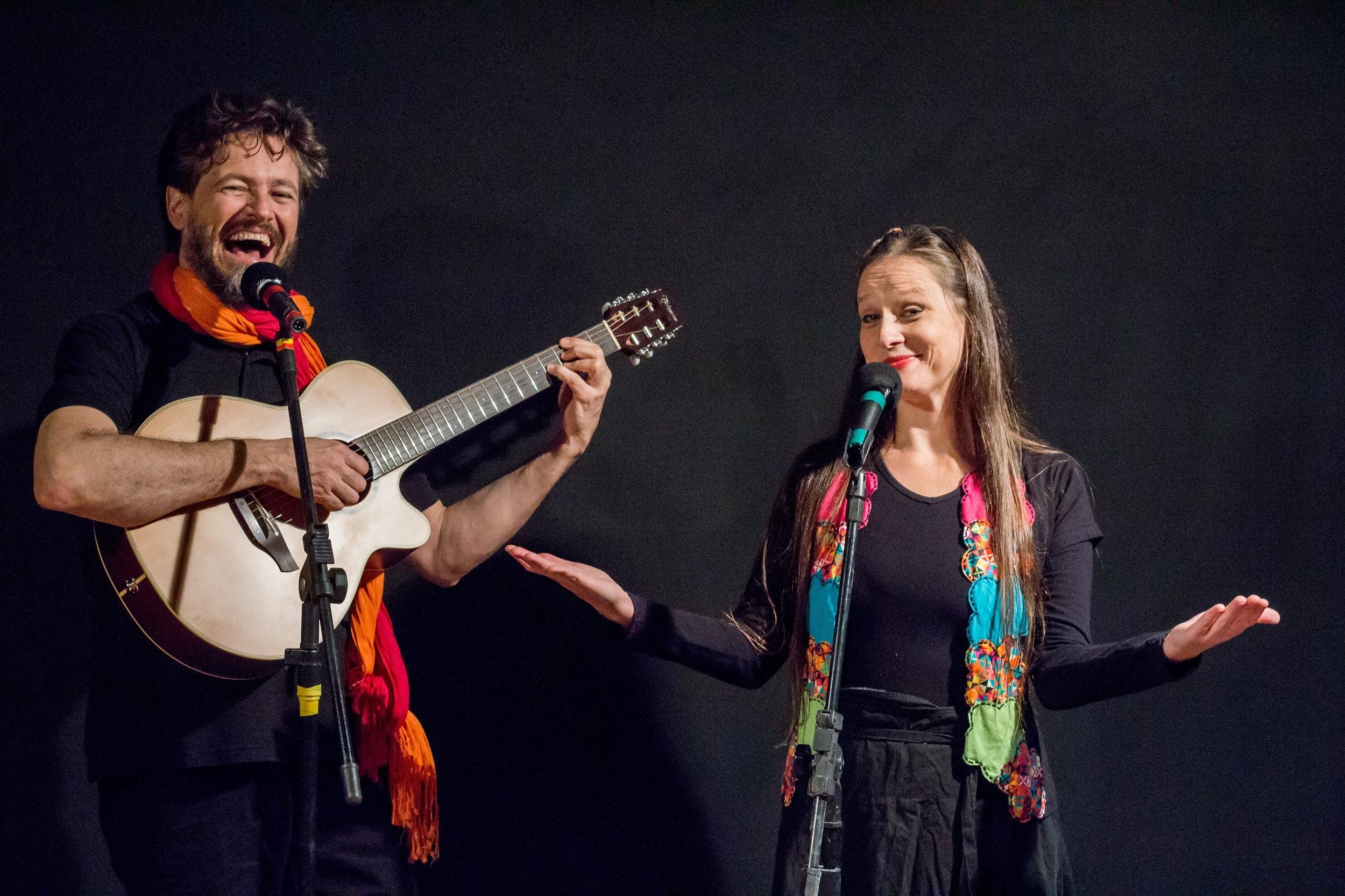 "Cantando com o Cuidado que Mancha", com Claudio Veiga e Raquel Grabauska, &eacute; a atra&ccedil;&atilde;o do evento de anivers&aacute;rio de 10 anos do Espa&ccedil;o Cuidado que Mancha