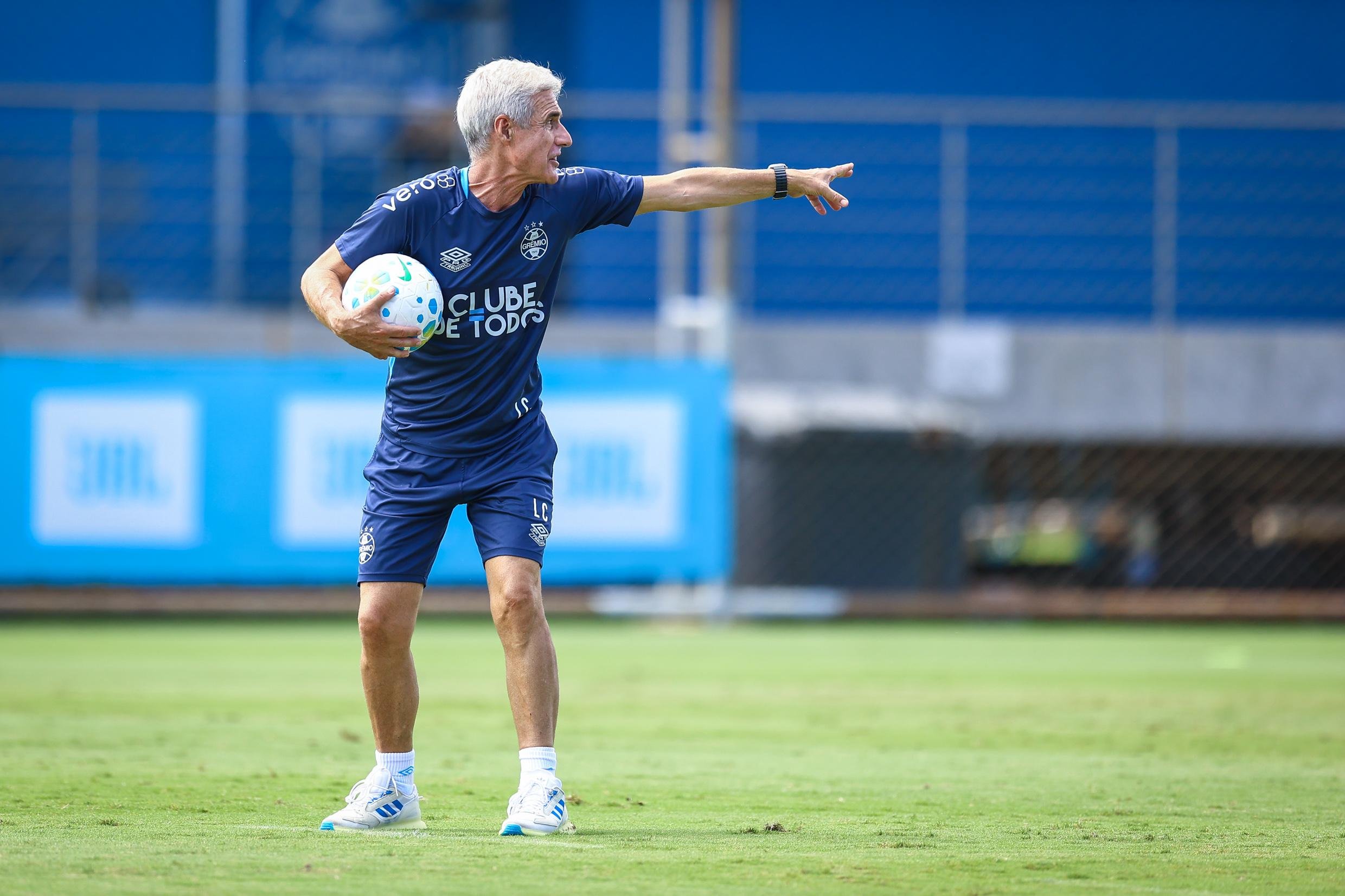 Lu&iacute;s Castro tem d&uacute;vidas para definir o time do Gr&ecirc;mio na defesa e no meio-campo