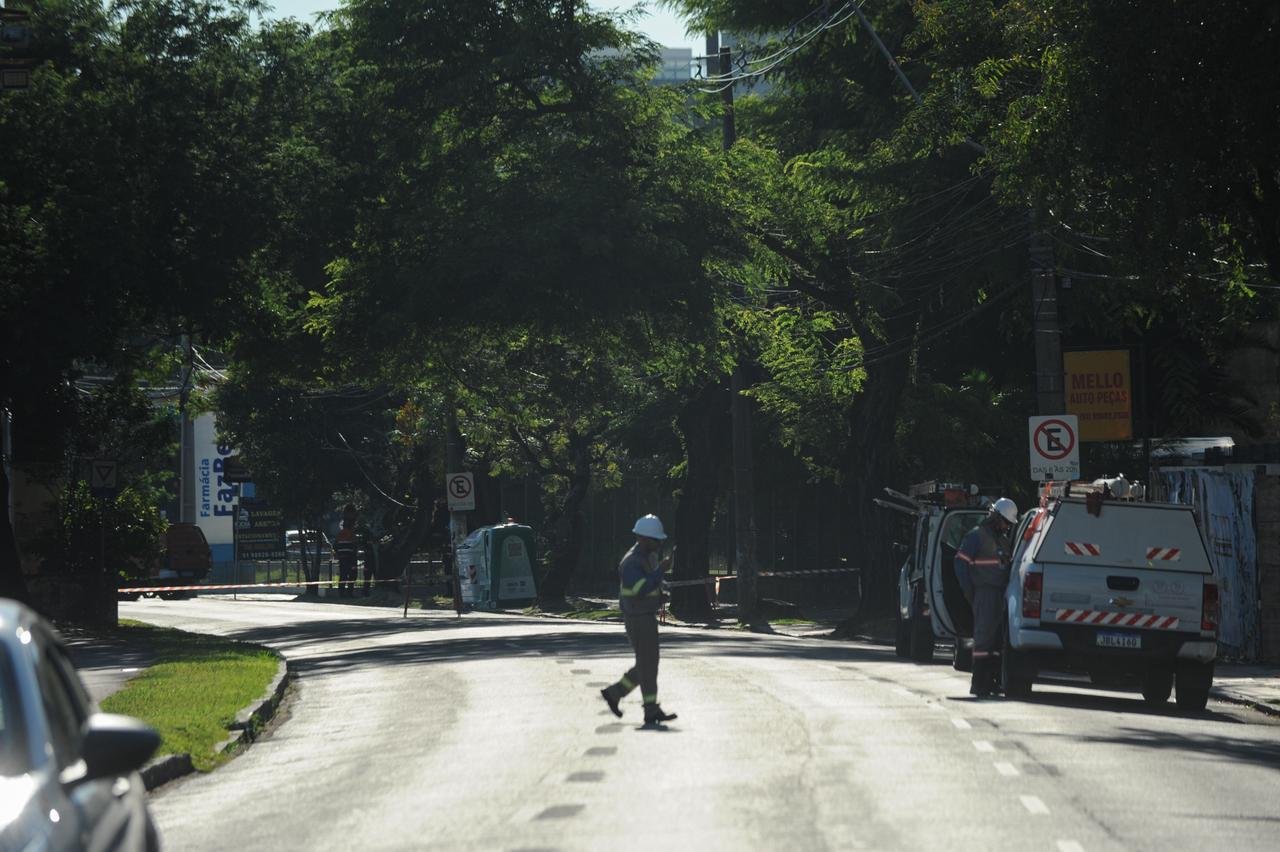 Fios energizados provocam bloqueio total de trecho da&nbsp;avenida Ipiranga em Porto Alegre