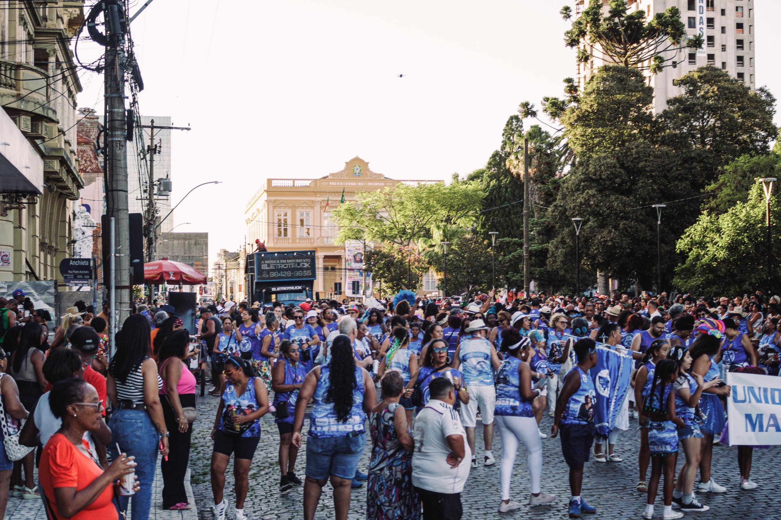 Em Pelotas, no Sul do Estado, os blocos levam alegria para v&aacute;rios pontos do munic&iacute;pio, como a Pra&ccedil;a Coronel Pedro Os&oacute;rio