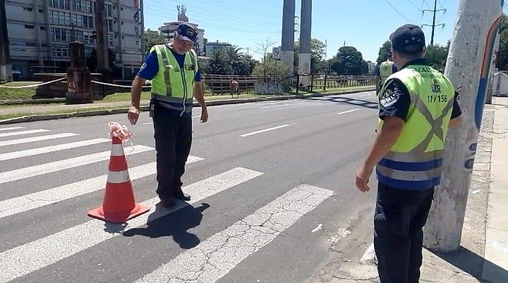 Desde as 6h, estava interrompido o tr&acirc;nsito de carros e de pedestres no sentido Centro-bairro, entre a rua M&uacute;cio Teixeira e a avenida &Eacute;rico Ver&iacute;ssimo