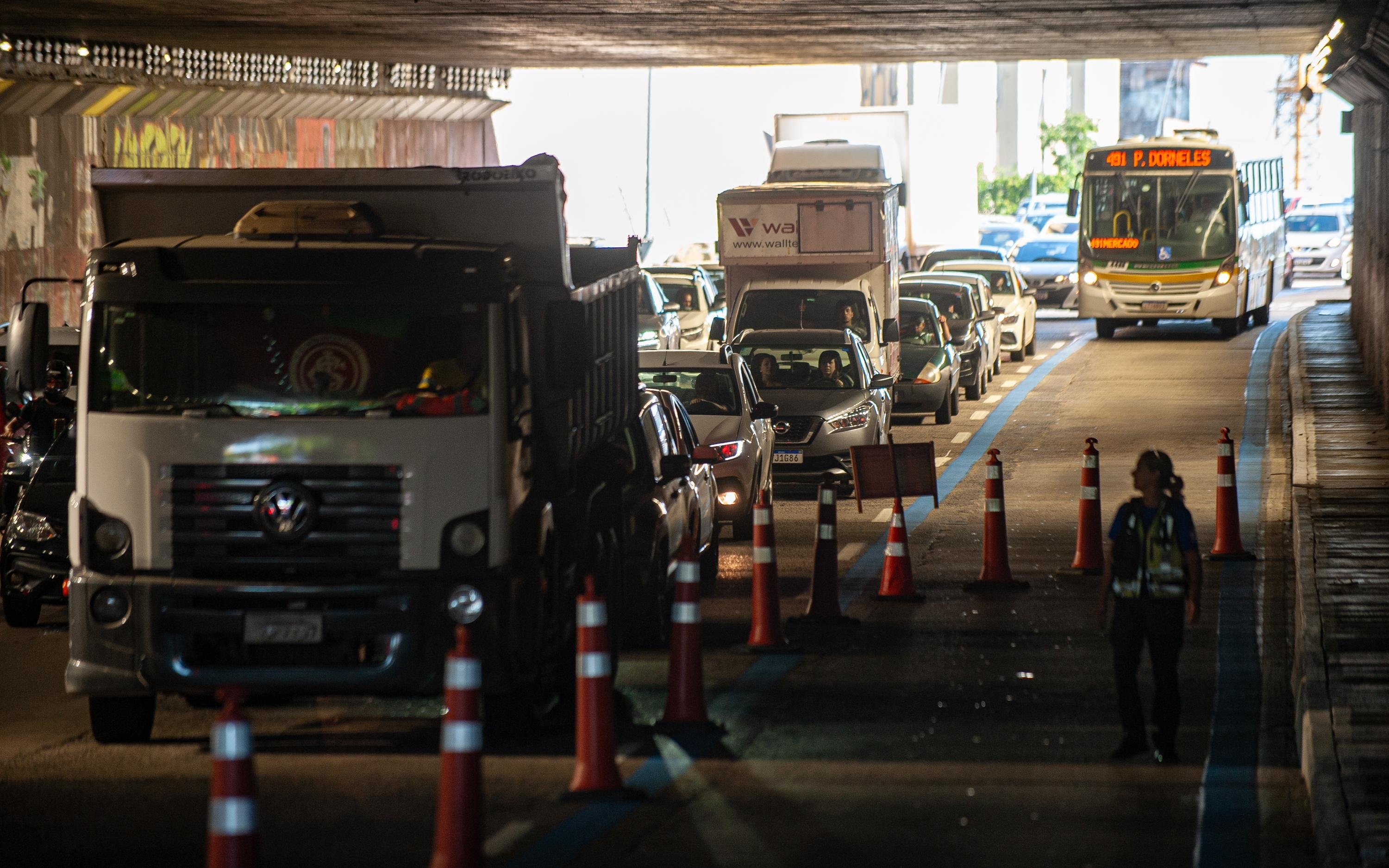 A SMSUrb inicia os servi&ccedil;os de qualifica&ccedil;&atilde;o asf&aacute;ltica na extens&atilde;o do T&uacute;nel da Concei&ccedil;&atilde;o, o que requer bloqueio de meia pista, das 9h &agrave;s 17h, por uma semana