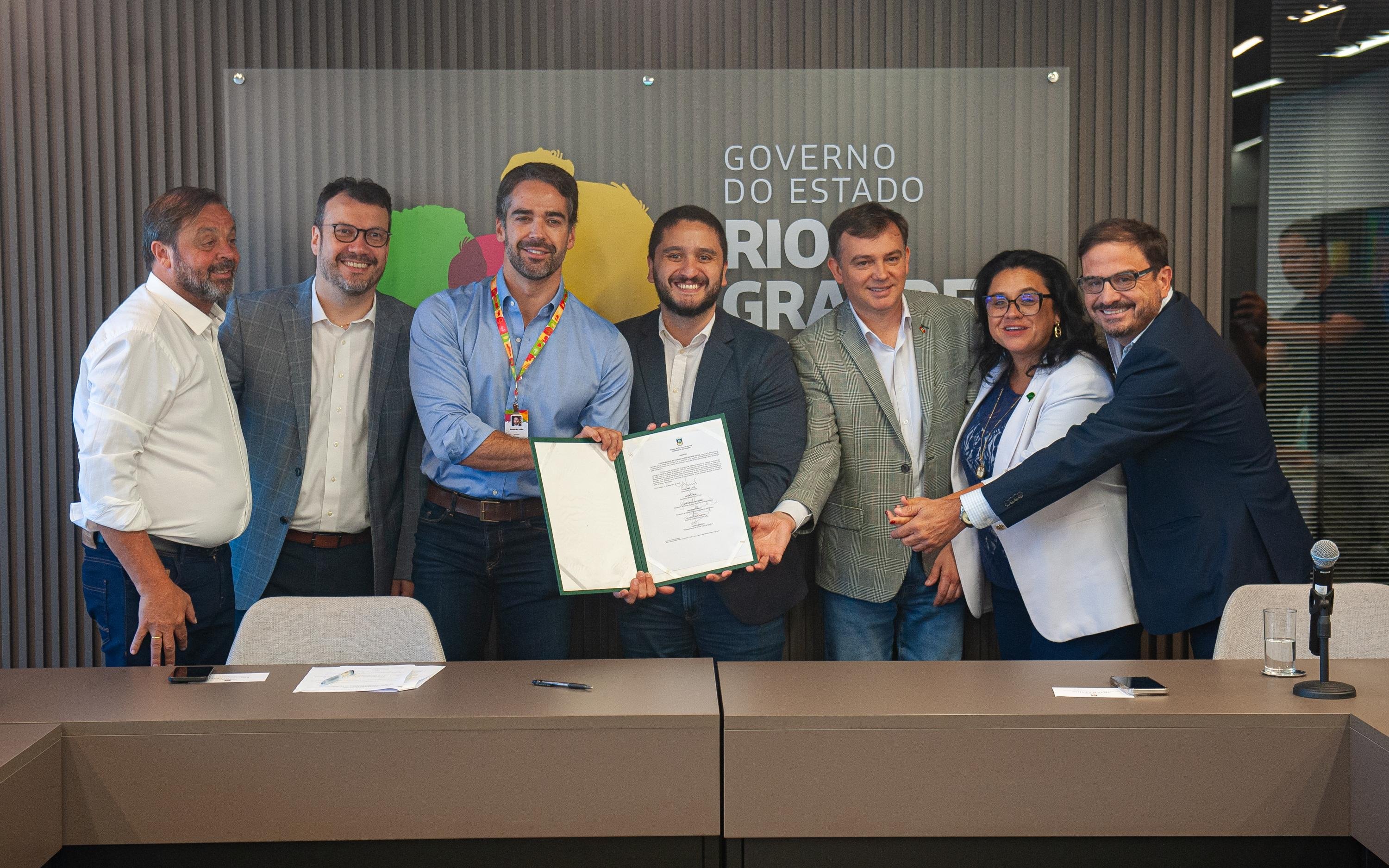O governador Eduardo Leite assina contrato para a implanta&ccedil;&atilde;o de uma planta industrial voltada &agrave; produ&ccedil;&atilde;o de hidrog&ecirc;nio verde a partir de energia solar fotovoltaica no munic&iacute;pio de Candiota