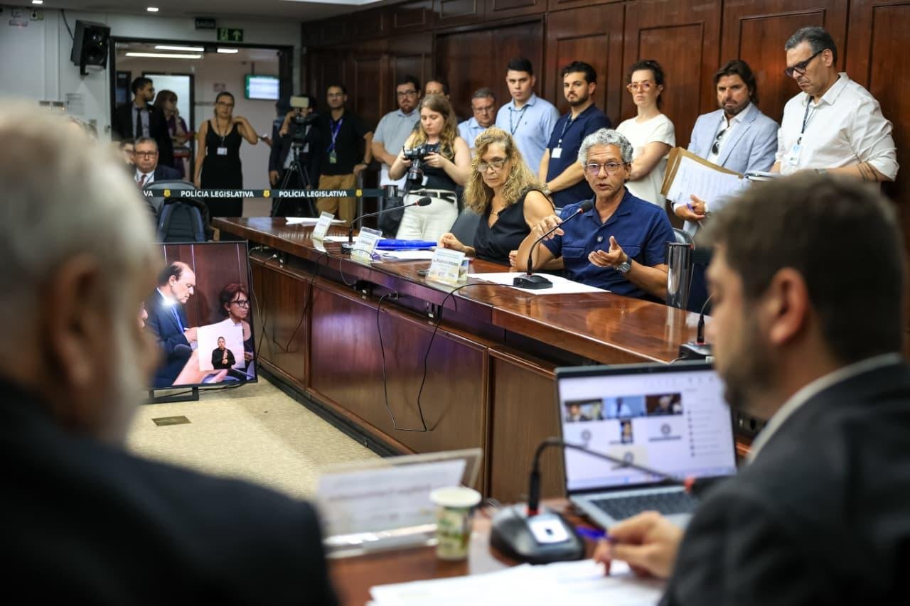 Frederico Antunes, l&iacute;der do governo (ao microfone), apresentou o requerimento da convoca&ccedil;&atilde;o do governador Leite