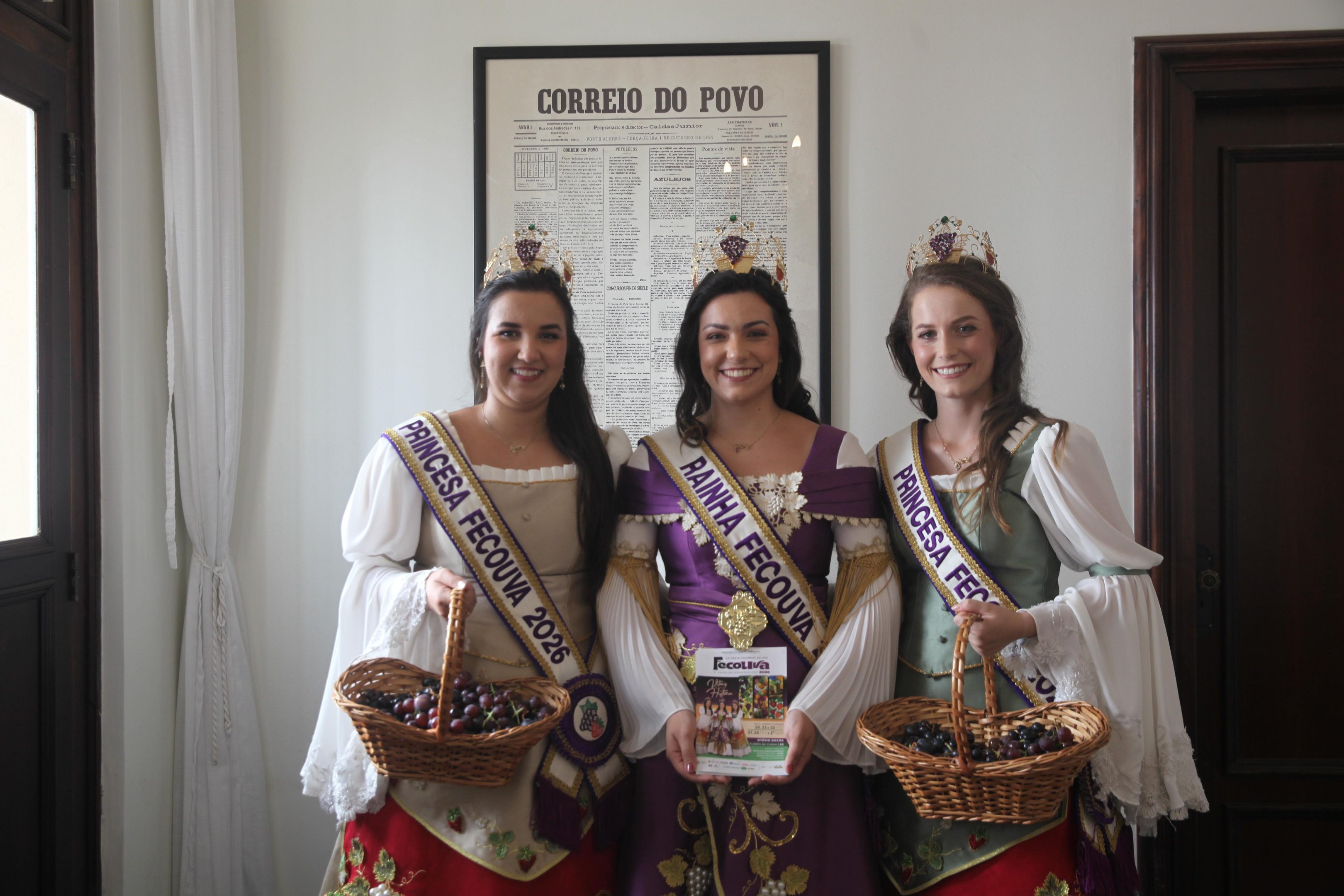 Corte da festa, formada pela rainha Ma&iacute;sa Molon e pelas princesas Tainara Molon e Karina Calgaro