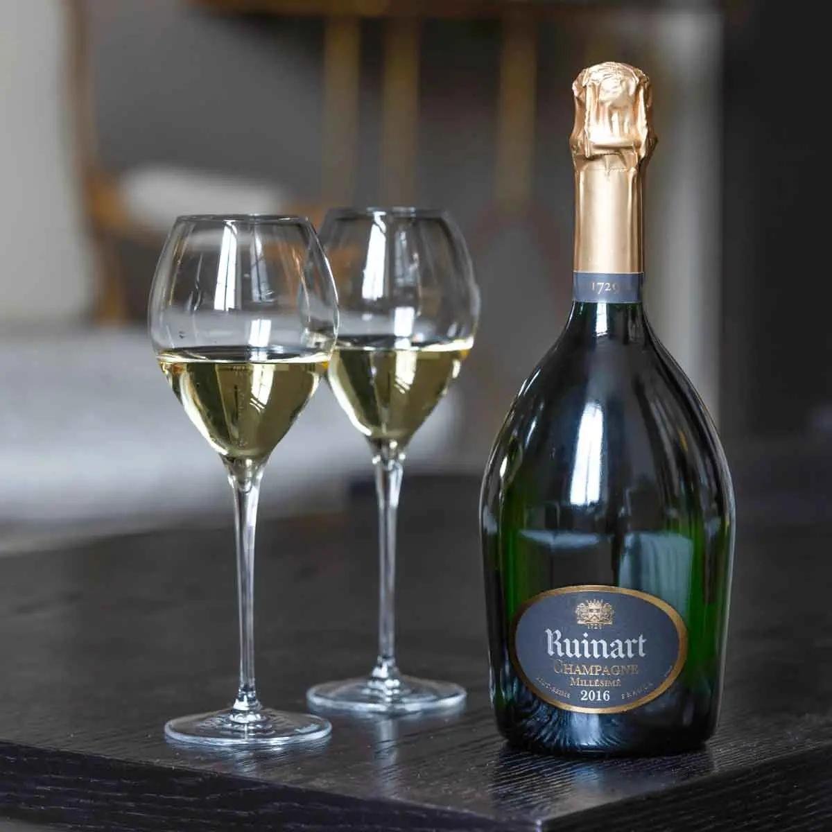 Ruinart 2016 destaca a predomin&acirc;ncia de Chardonnay e o longo envelhecimento t&iacute;pico da maison de Champagne