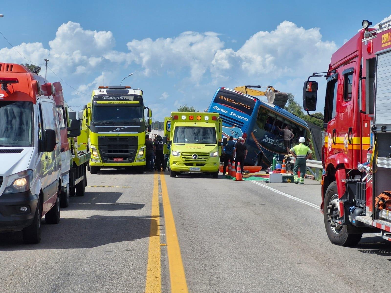 O acidente, entre um &ocirc;nibus que fazia a linha Pelotas - S&atilde;o Louren&ccedil;o do Sul, e uma carreta, carregada de areia, ocorreu no quil&ocirc;metro 491